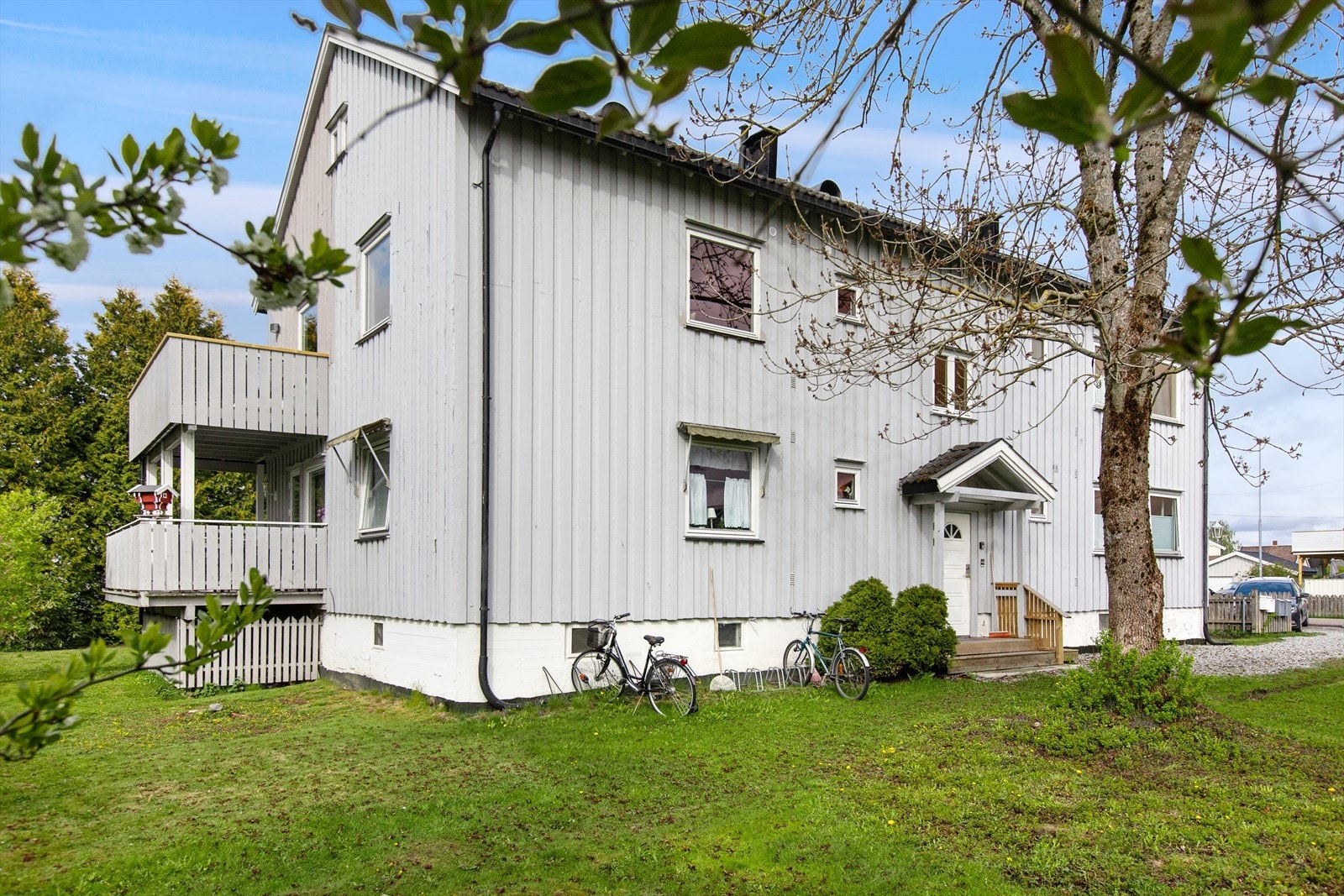 Her bor man med kort avstand til togstasjon, butikker, restauranter og øvrige servicetilbud, samtidig som området byr på grønne omgivelser og gode kollektivforbindelser til både Oslo og Gardermoen. Galleribilde