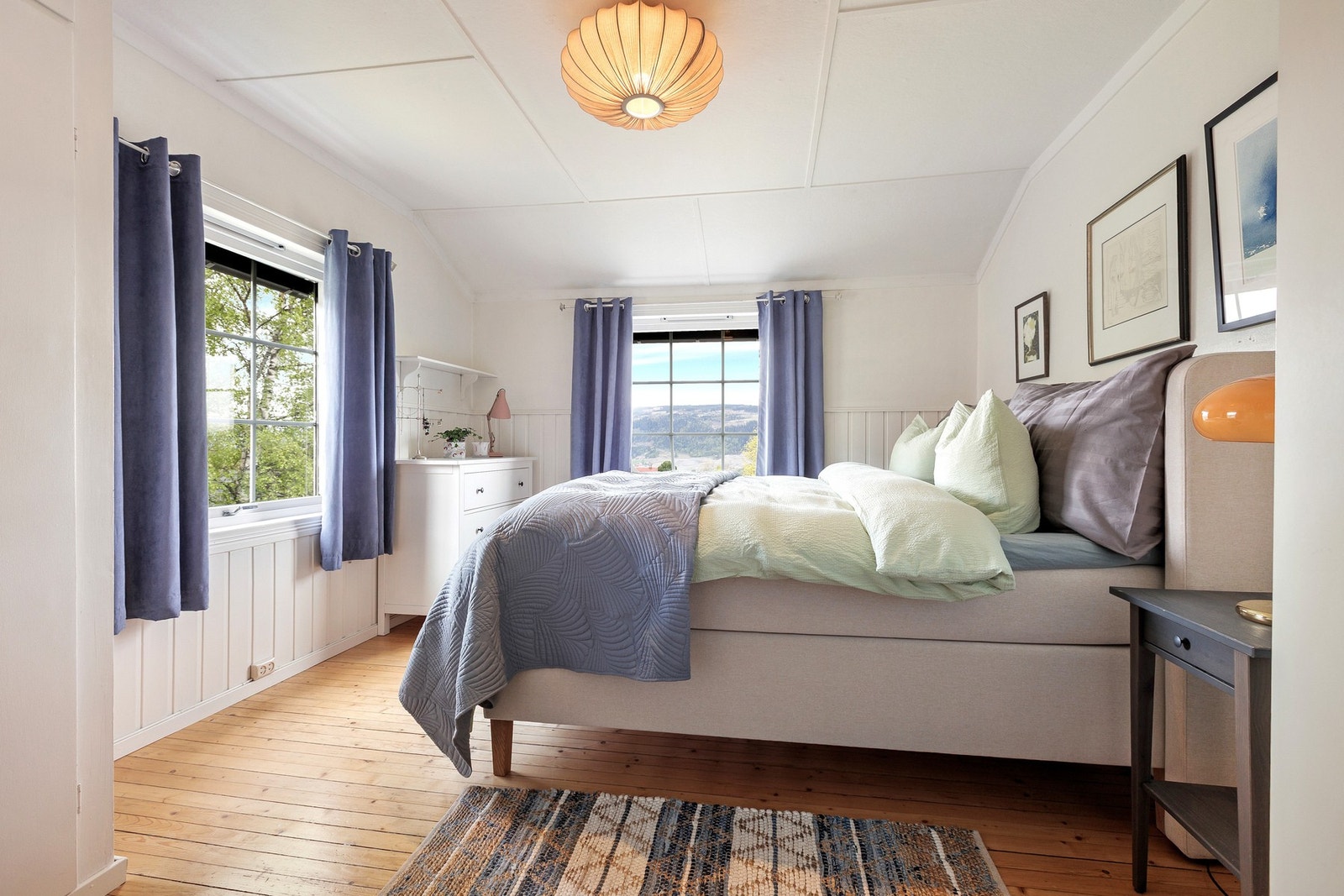 Hovedsoverom med plass til dobbeltseng og garderobe. Galleribilde