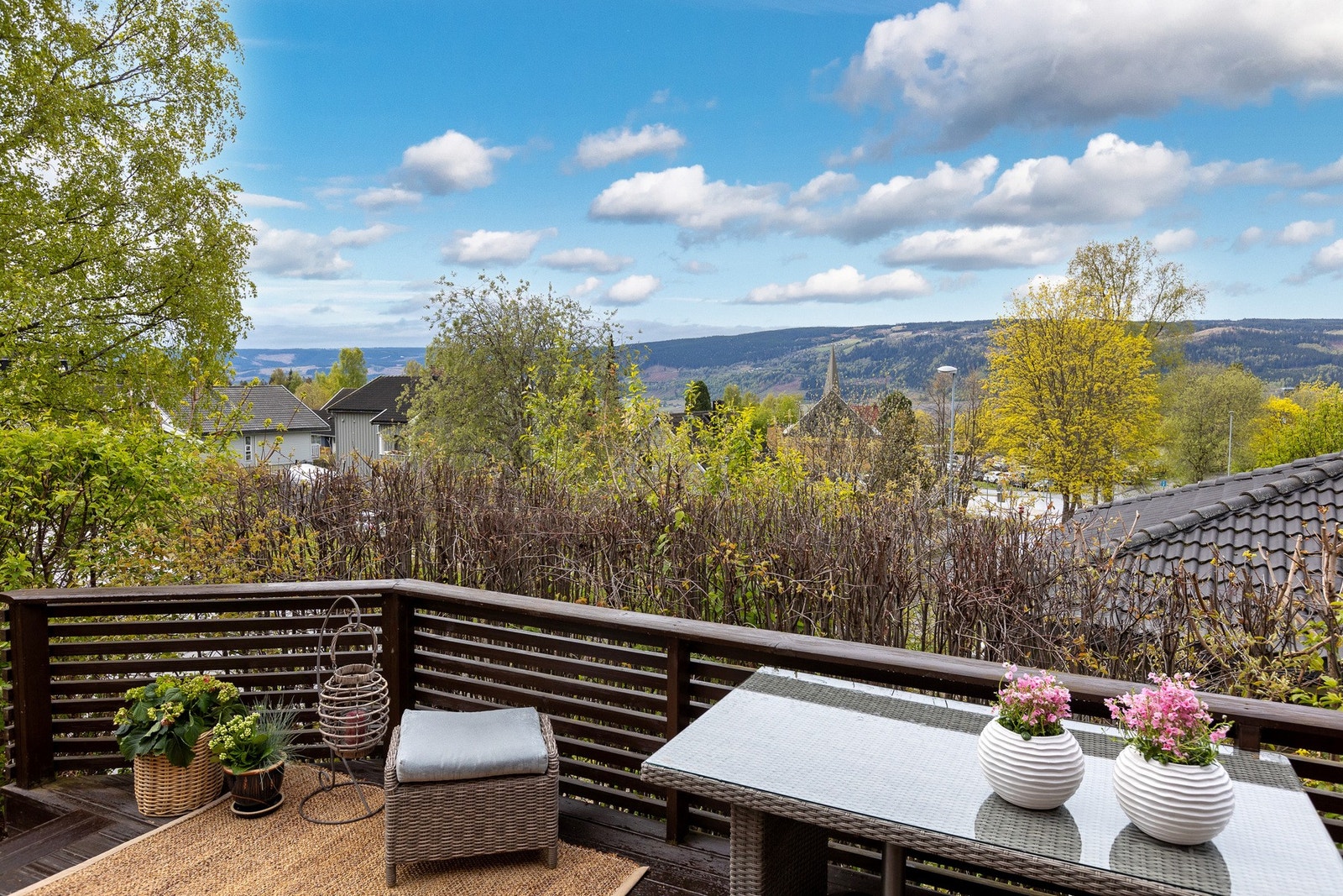 Stor terrasse med gode solforhold gjennom dagen. Galleribilde