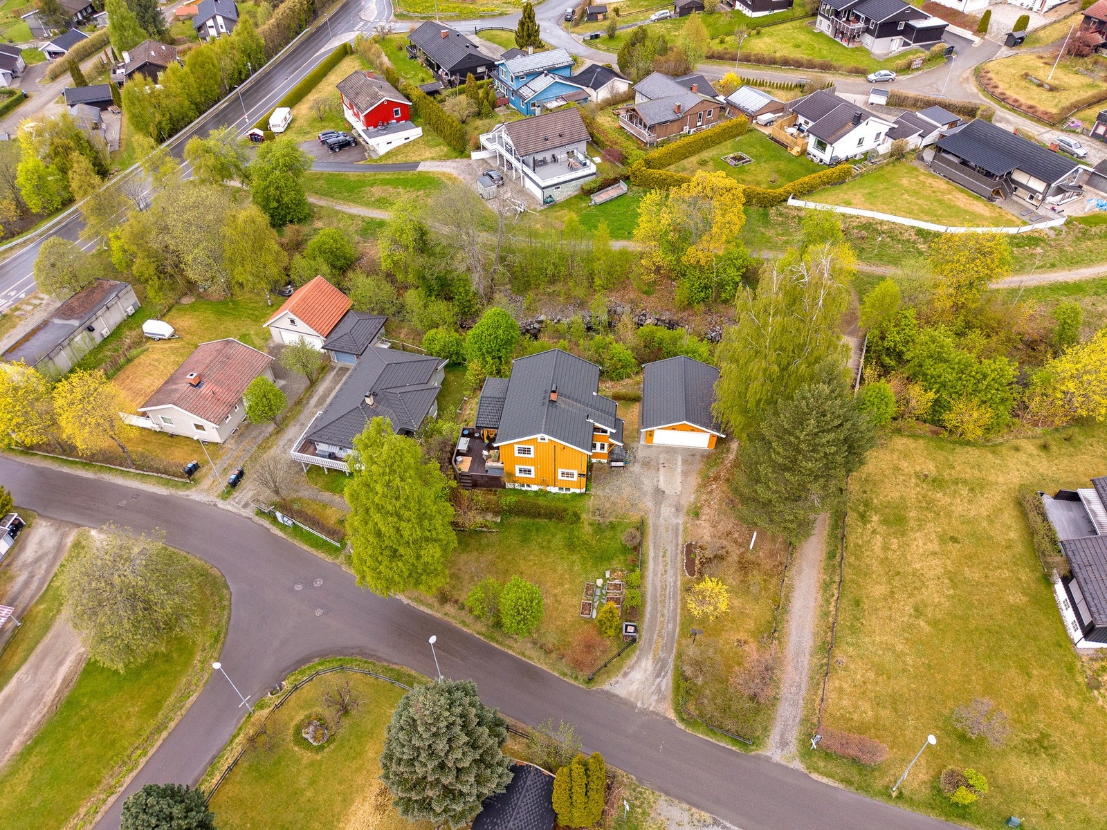 Oversiktsbilde av eiendommen og nærliggende omgivelser. Galleribilde