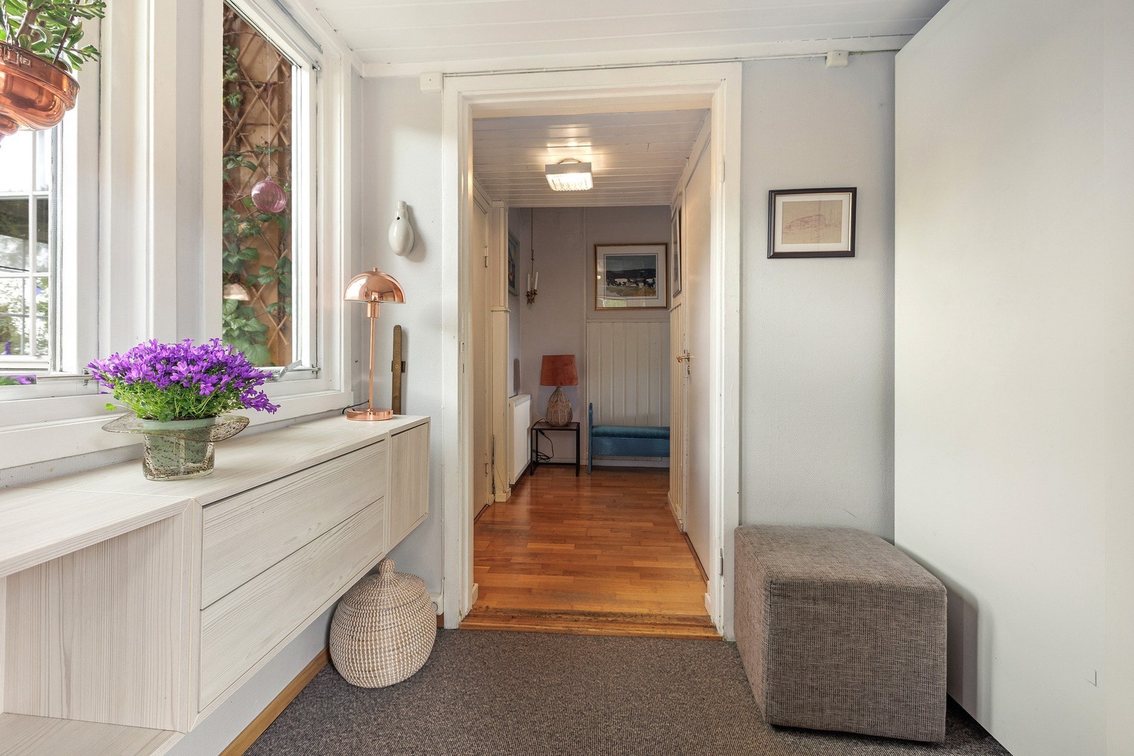 Entré med plass til garderobeløsning og oppbevaring. Galleribilde