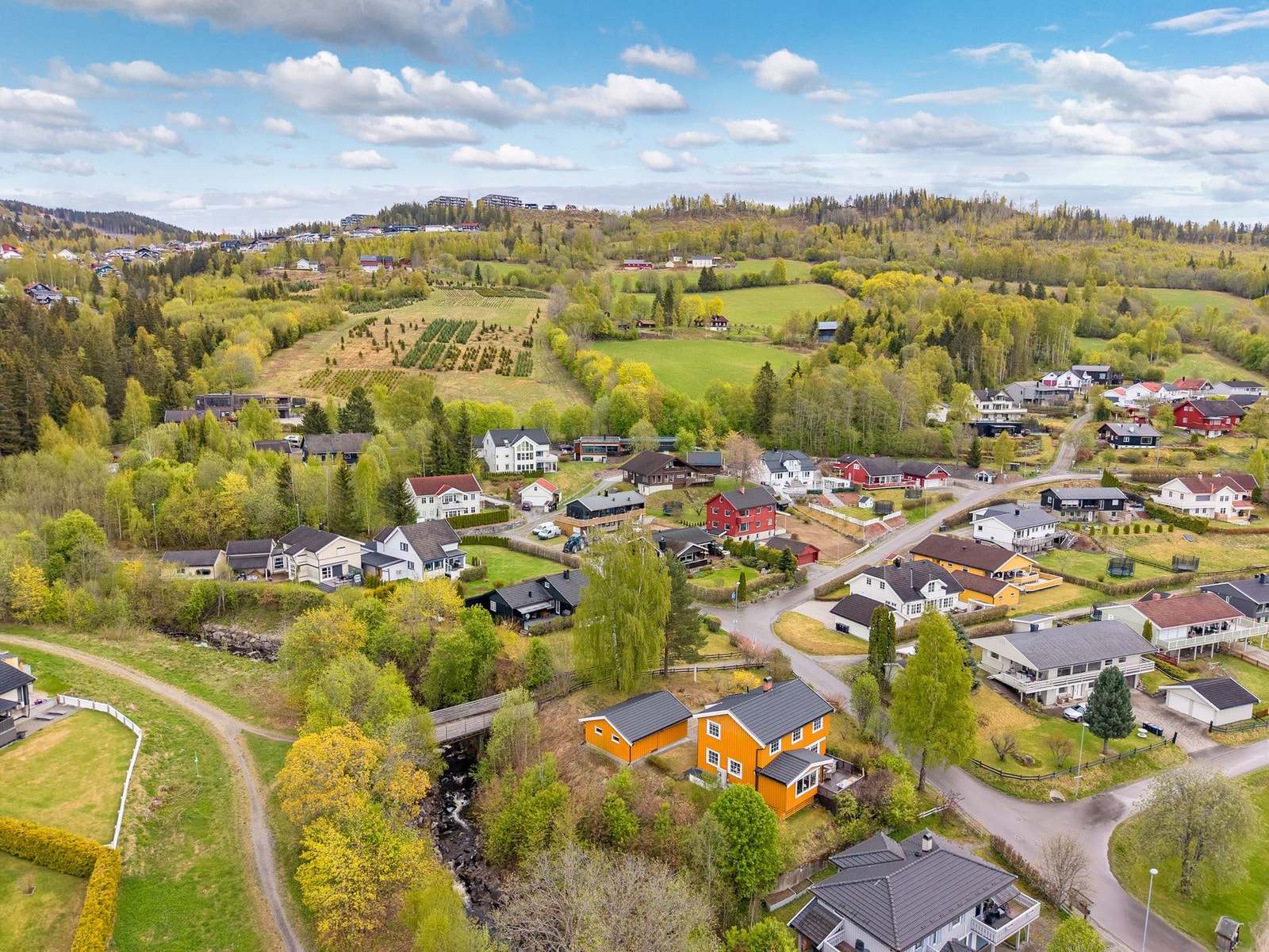 Eiendommen ligger flott til med kort vei til sentrum og marka. Galleribilde