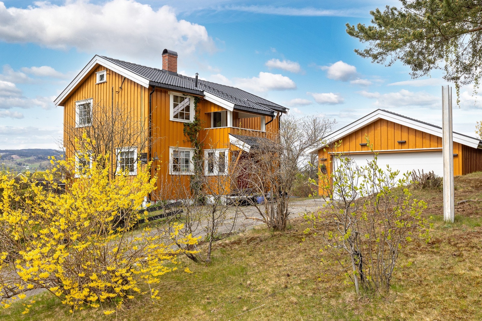 Romslig tomt med hyggelige uteområder og gode oppstillingsmulighete Galleribilde