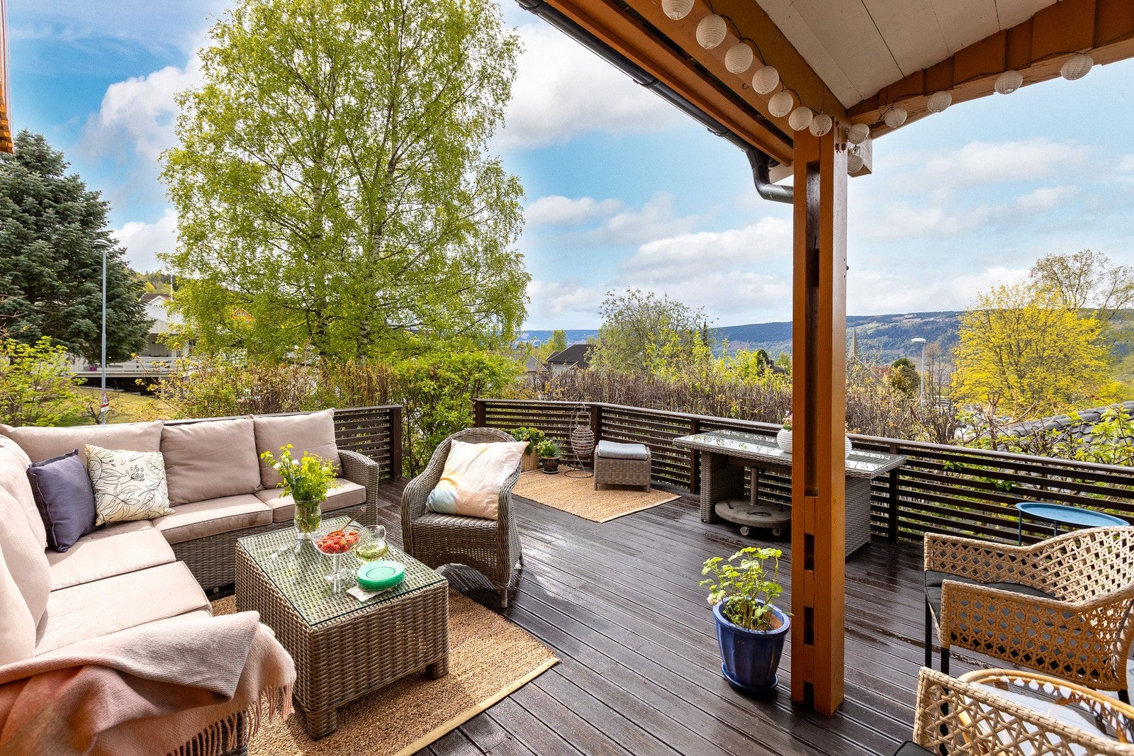 Solrik terrasse med god plass til utemøbler og sosiale sammenkomster. Galleribilde
