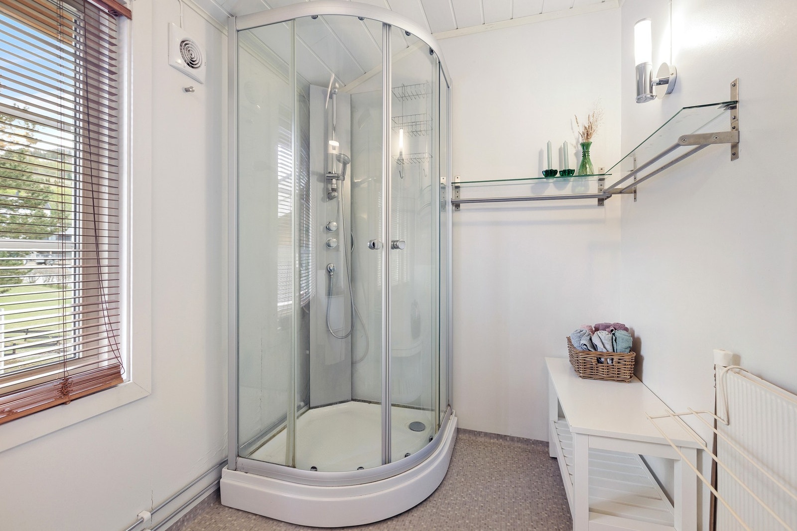 Bad med praktisk planløsning og naturlig ventilasjon. Galleribilde