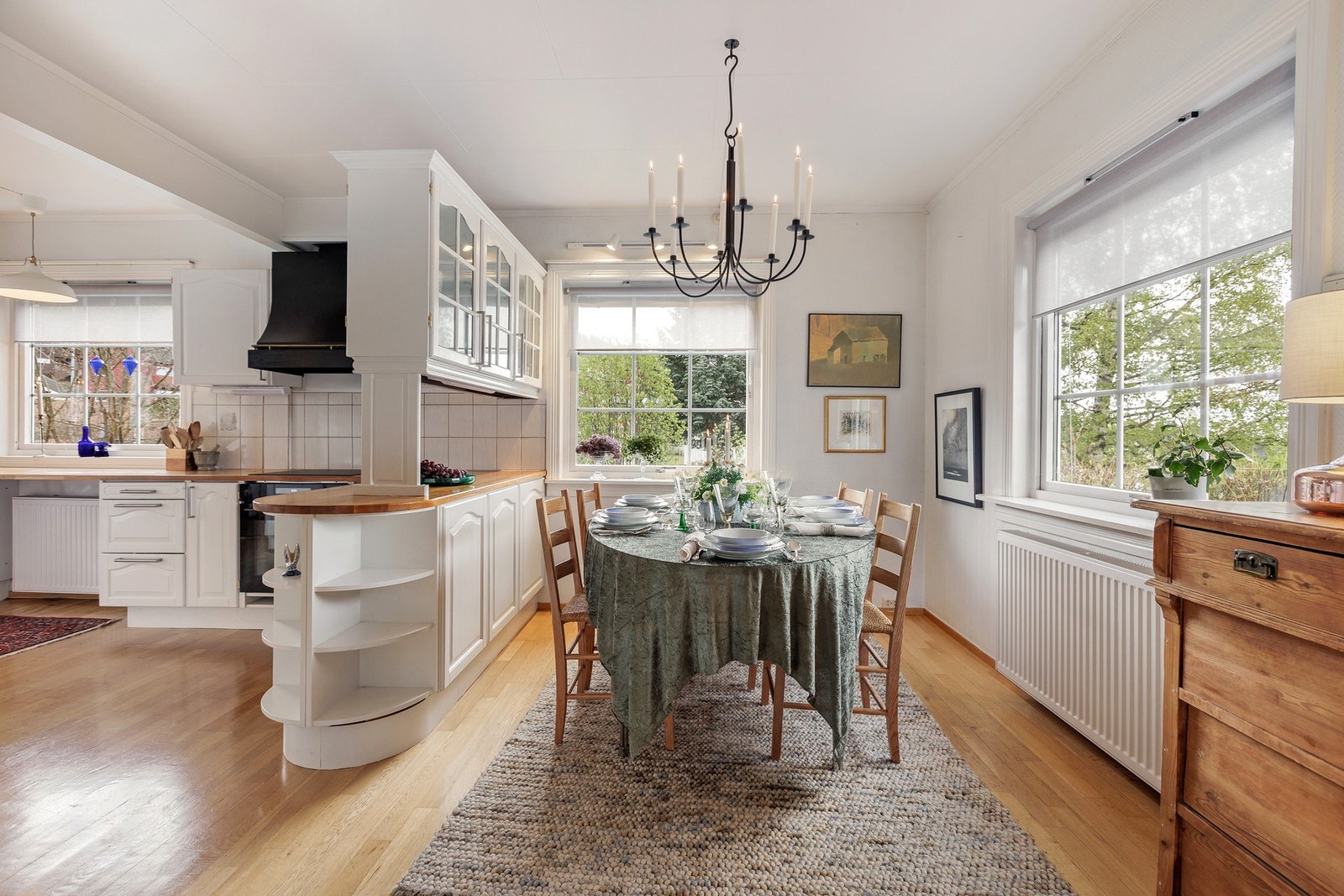 Spisestue med hyggelig utsyn og plass til stort spisebord. Galleribilde