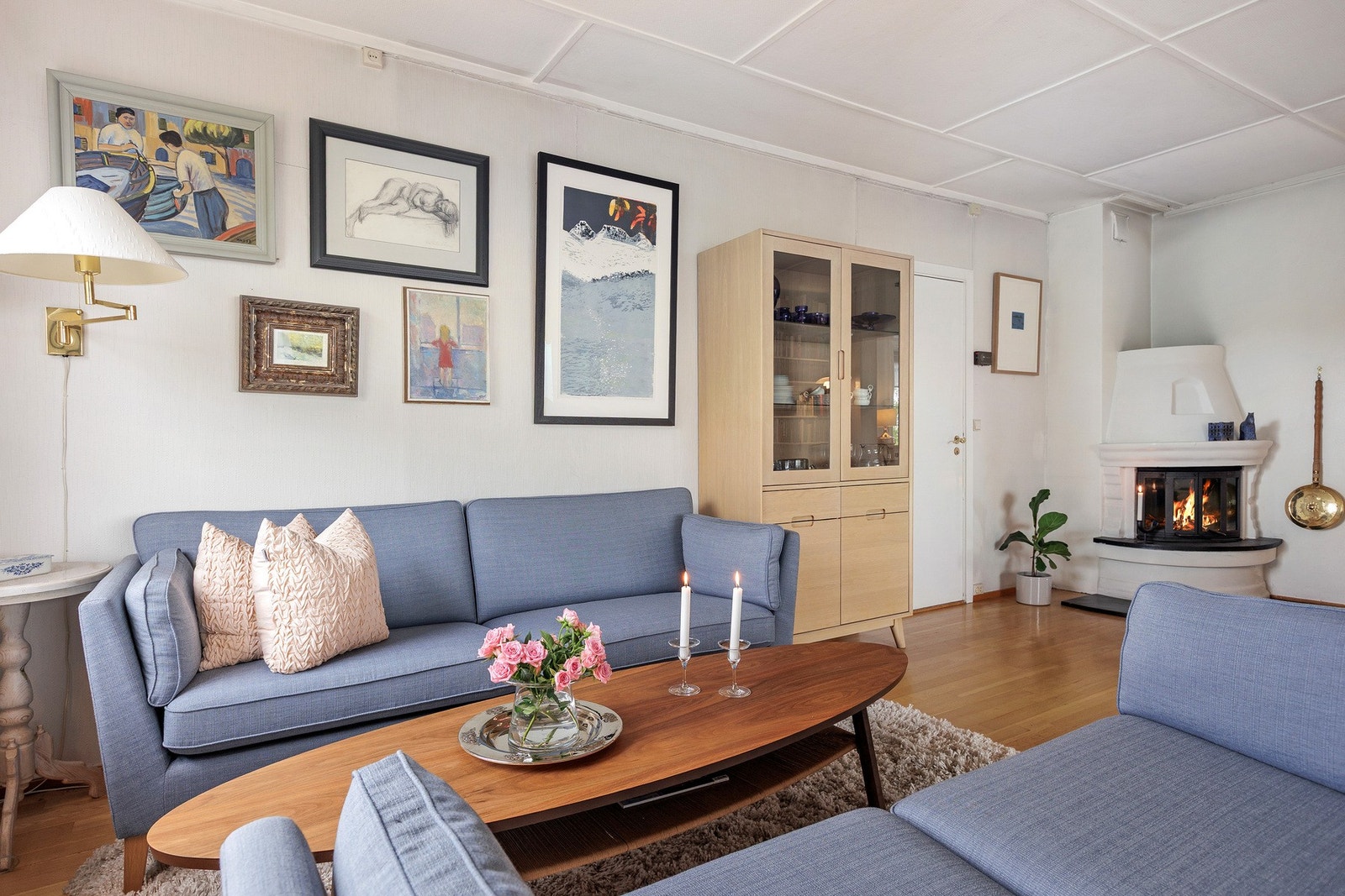 Lun og hjemmekoselig stue med gode møbleringsmuligheter og peis. Galleribilde