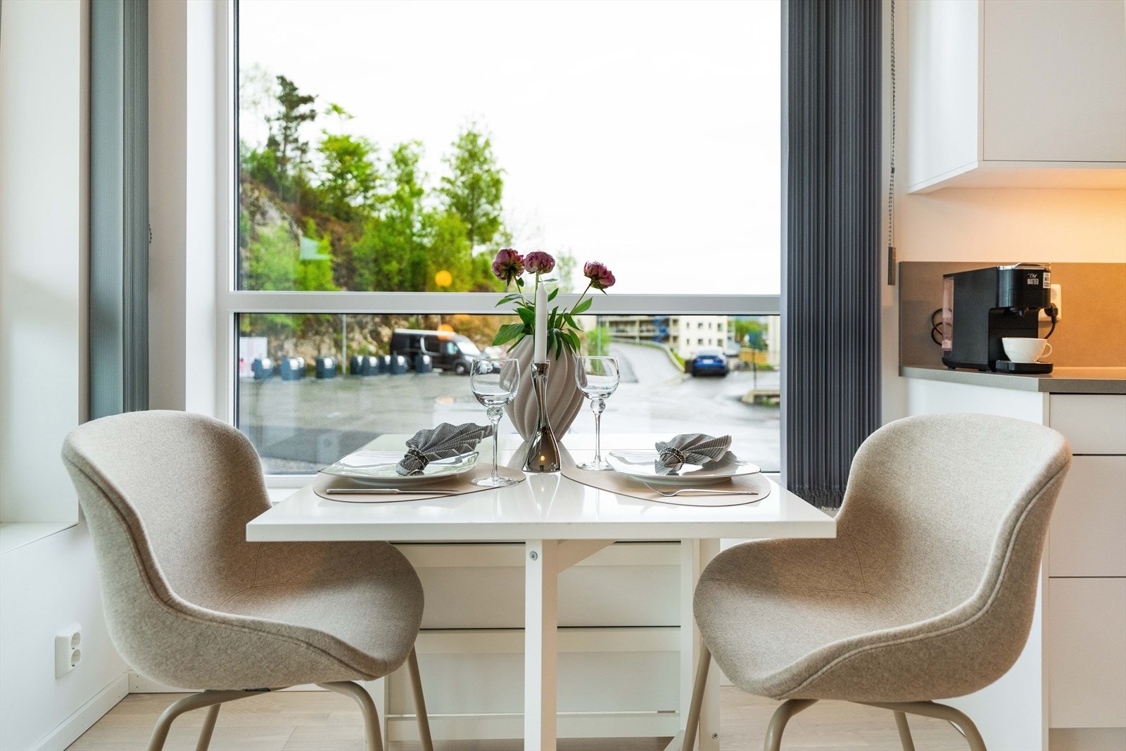 Spiseplass på kjøkkenet. Galleribilde