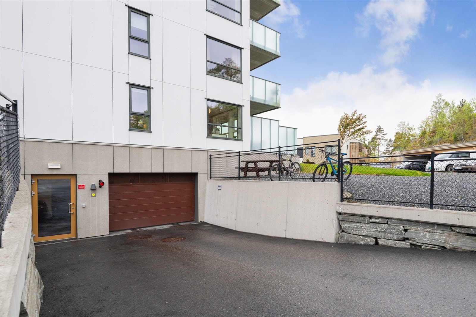 Felles garasje med fast parkering. Galleribilde
