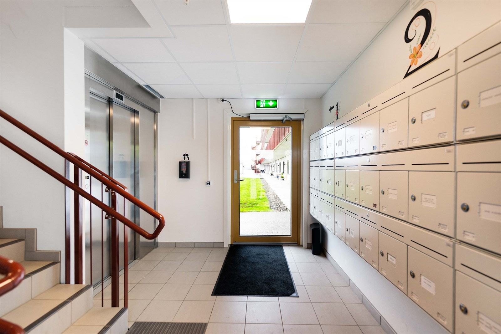 Like ved leilighetens inngang har man heisrommet med postkasser. Galleribilde