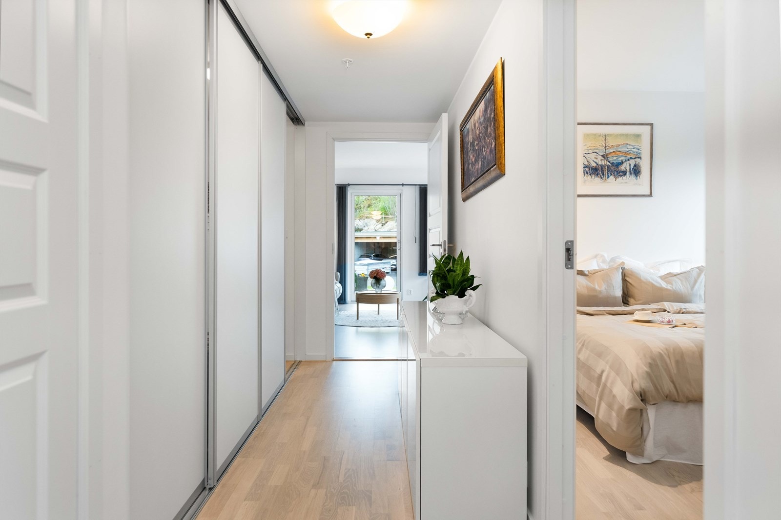 Gangen i leiligheten er innredet med flere garderobeskap, blant annet en skyvedørsgarderobe med flere muligheter. Galleribilde