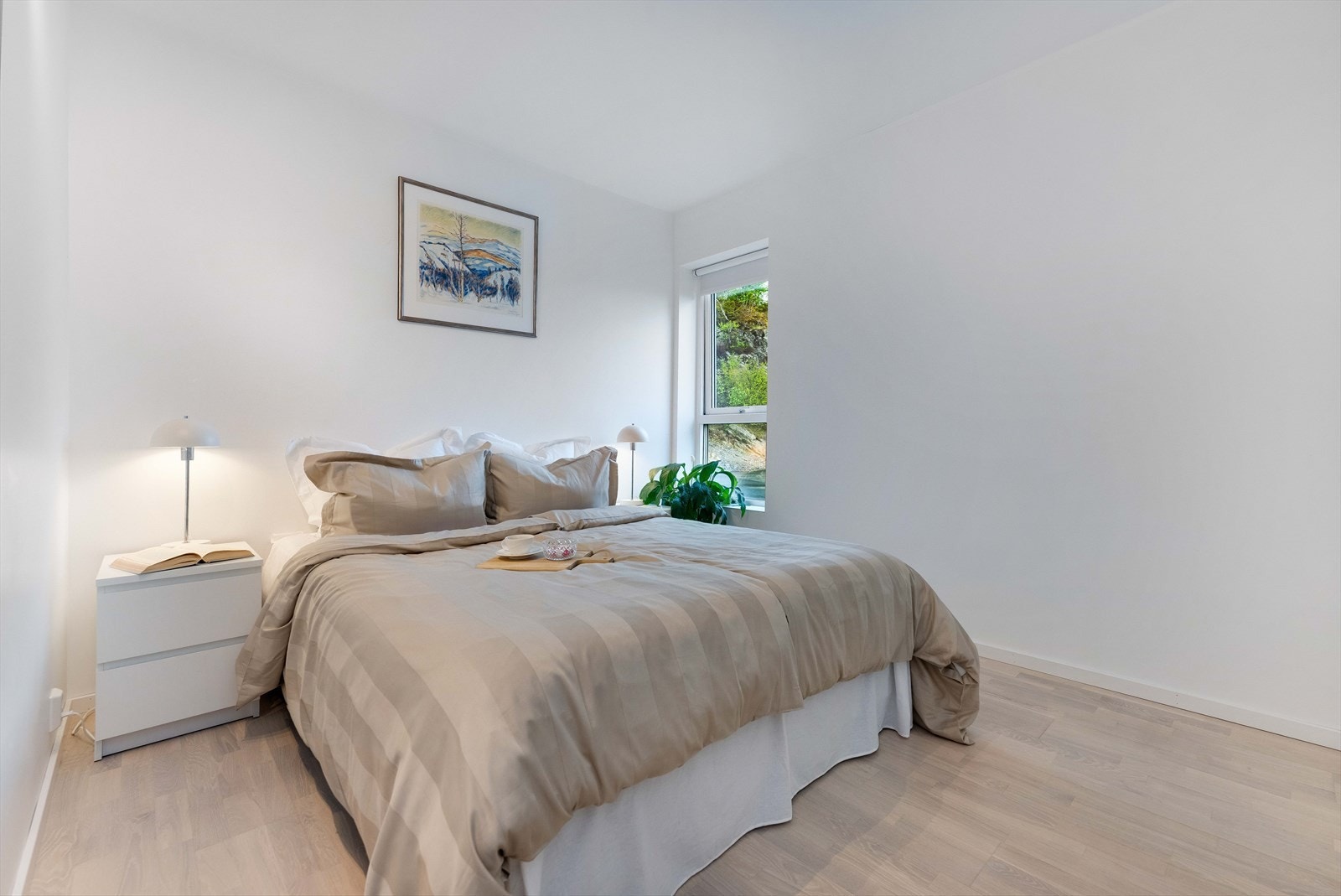 Stort hovedsoverom med plass til dobbeltseng, men også en liten barneseng. Galleribilde