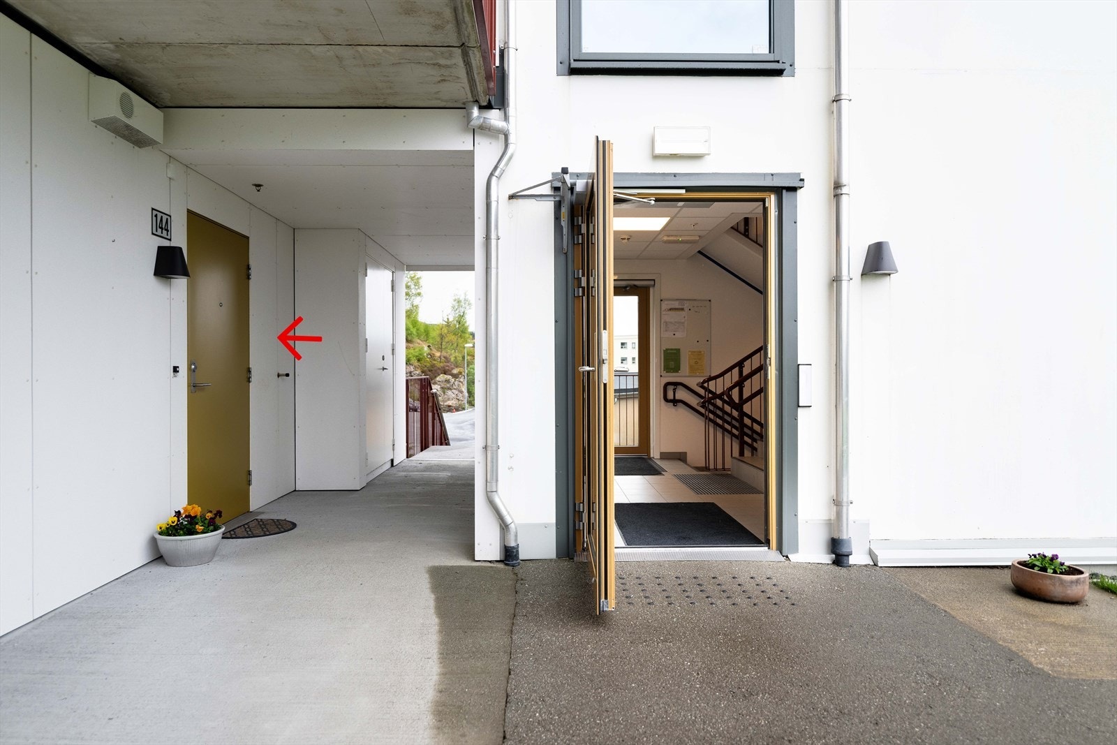 Det er kort vei fra heisen som kommer fra garasjen og til leiligheten. Galleribilde
