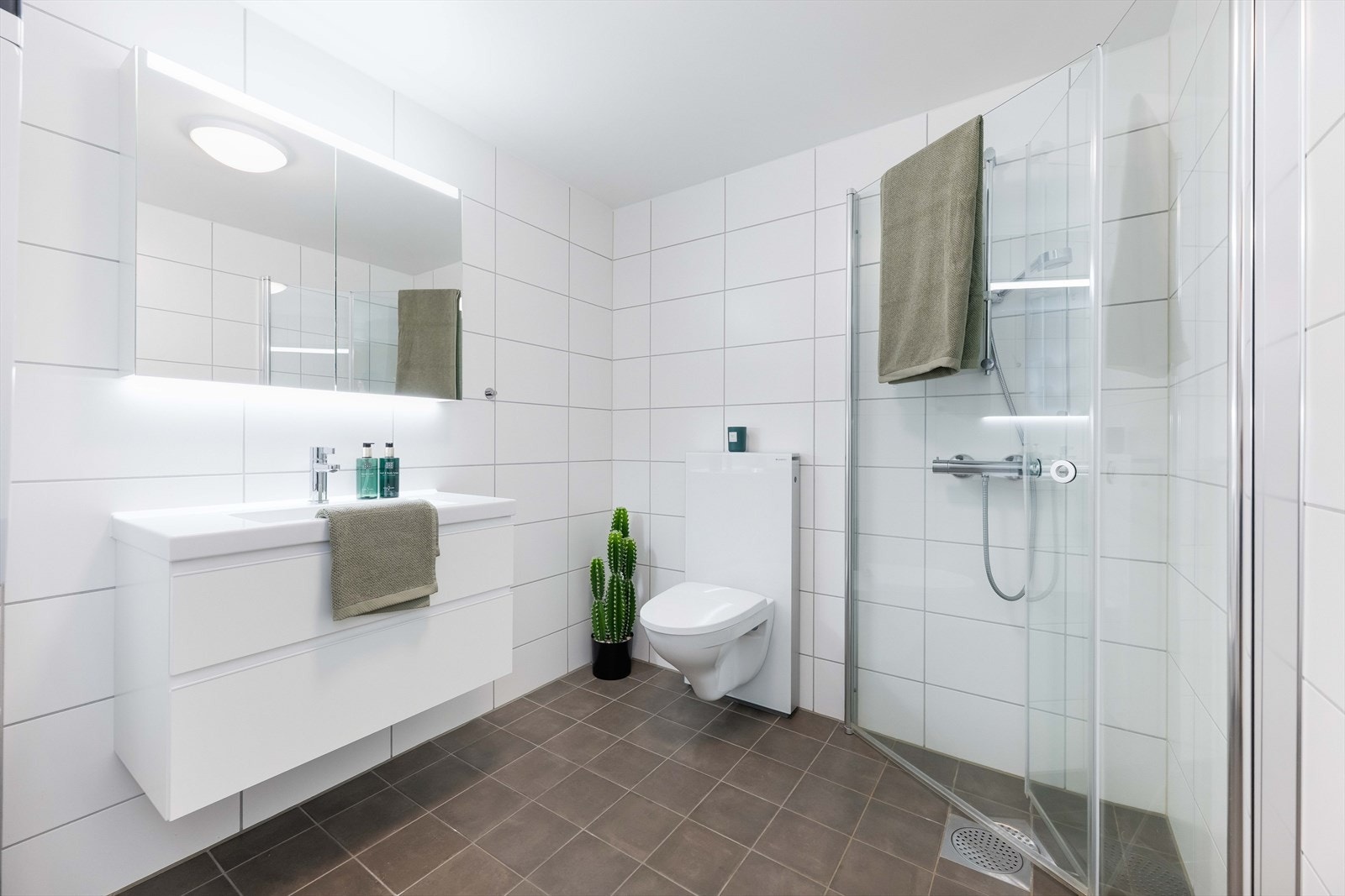 Helfliset bad med varme i gulvet. Galleribilde