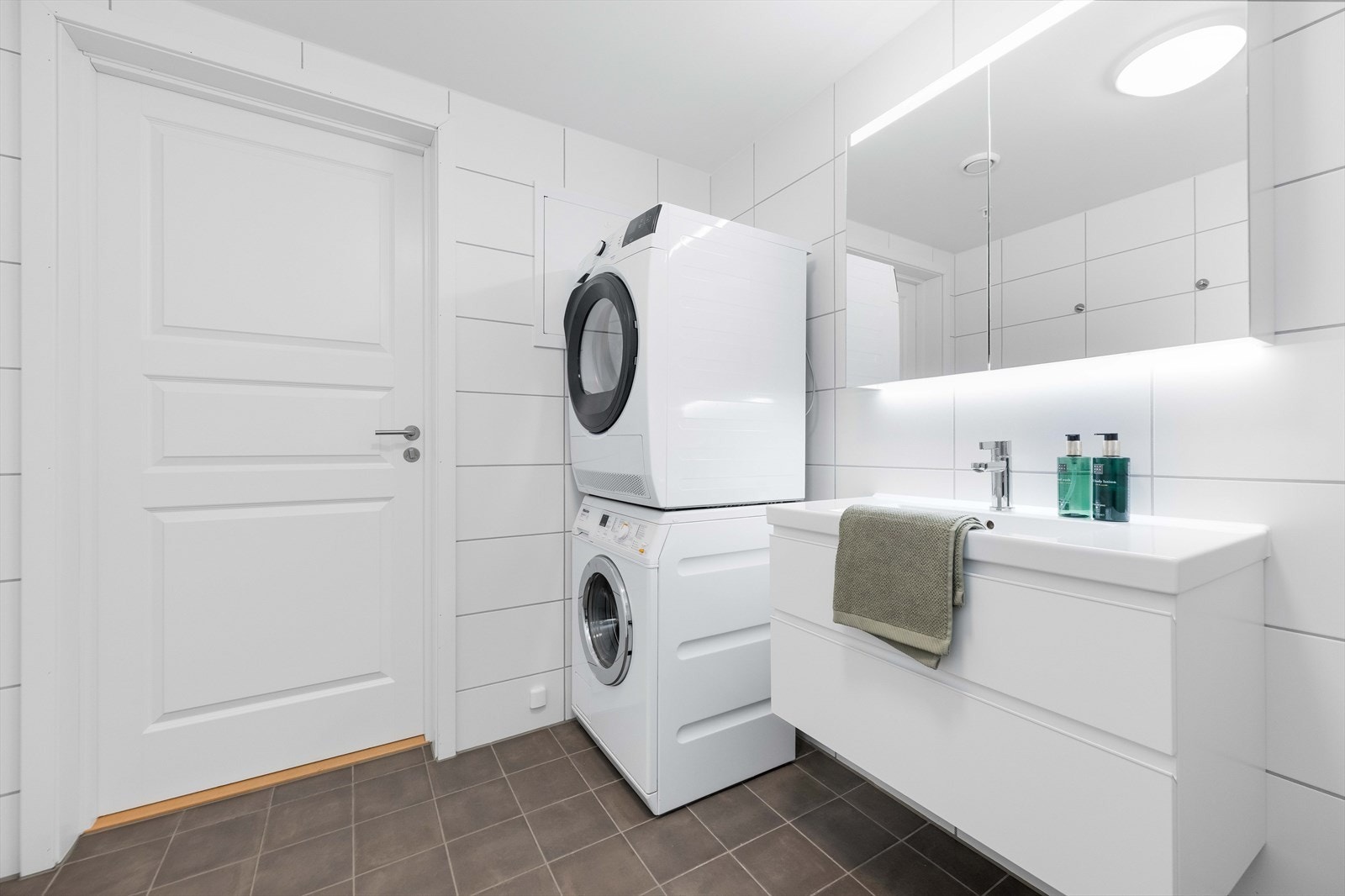 Opplegg for vaskemaskin og tørketrommel på badet. Galleribilde