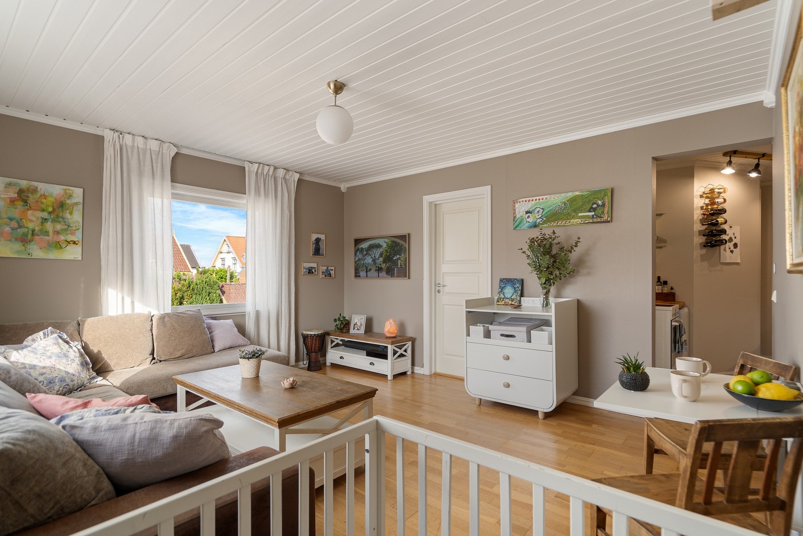 Stuen oppleves lys og hyggelig med plass til både sofagruppe og spiseplass. Galleribilde