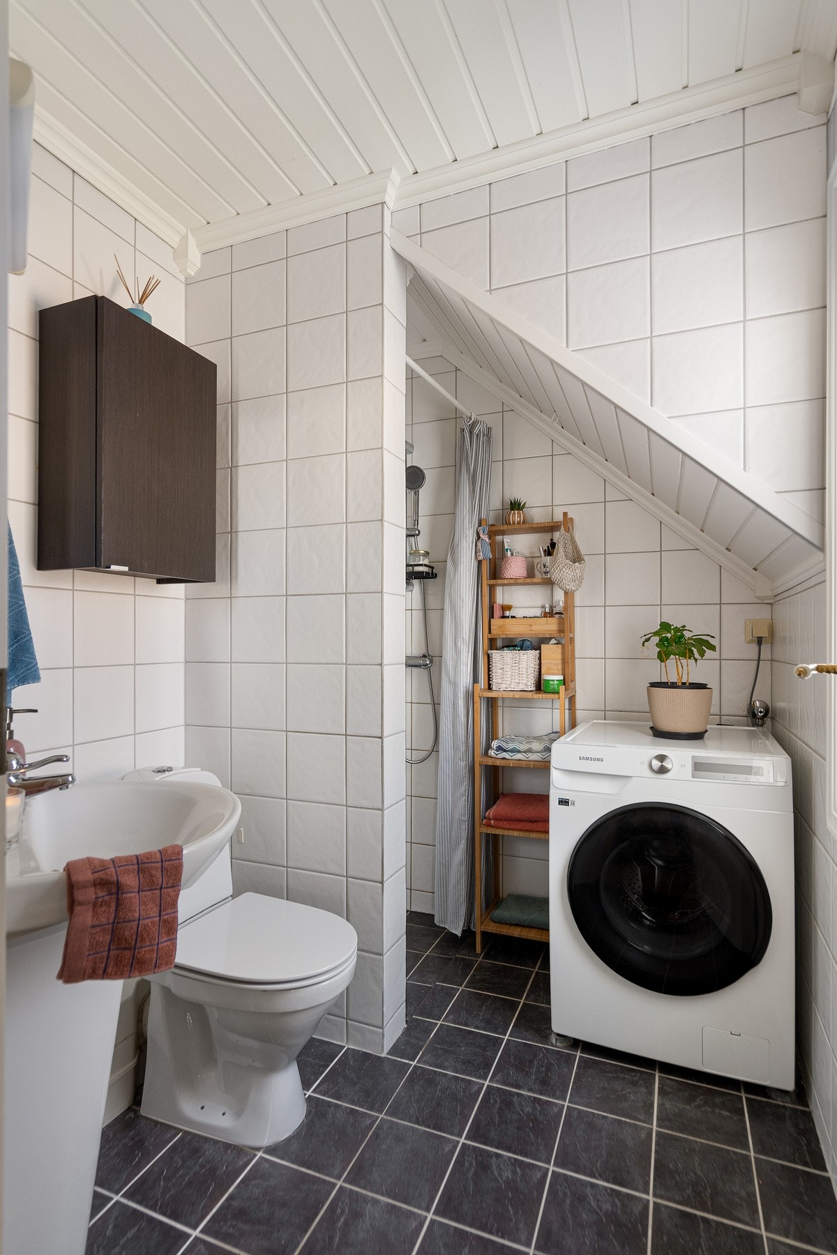 Badet er fra 2005 og har flislagt gulv med elektriske varmekabler som gir god komfort. Galleribilde