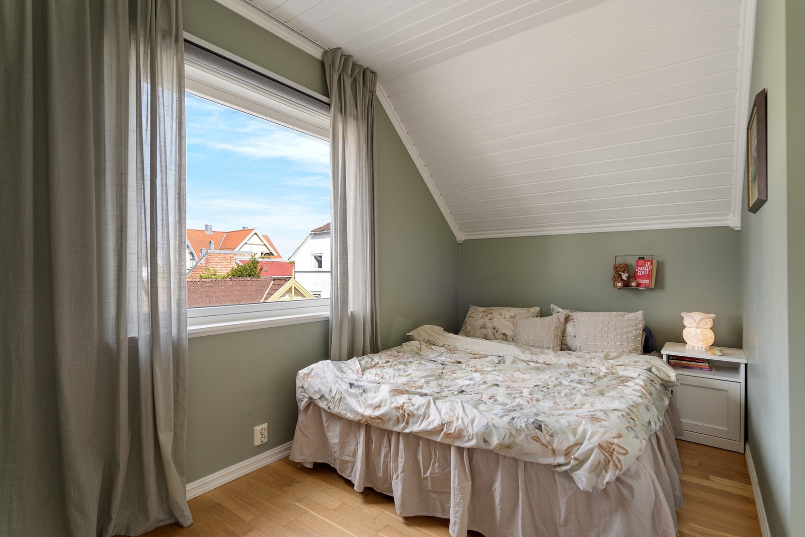 Soverommet har plass til seng og oppbevaring, og fremstår som hyggelig og praktisk innredet. Galleribilde