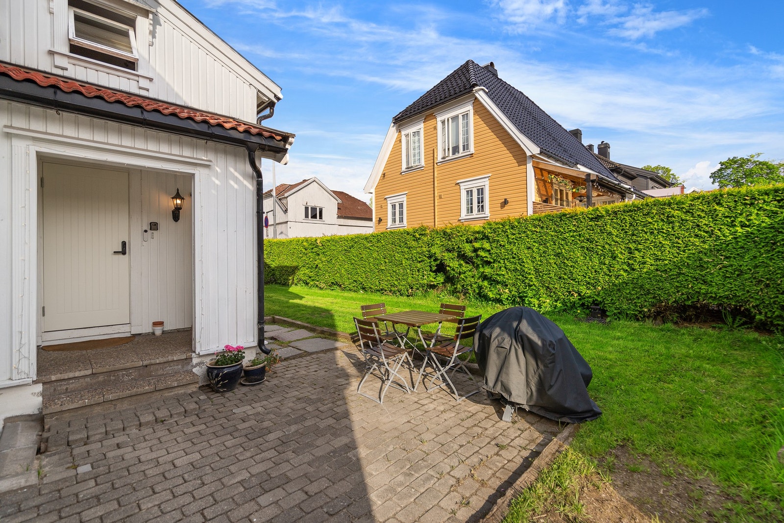 Eiendommen har en sentral og praktisk beliggenhet i Tønsberg sentrum, med umiddelbar nærhet til alt av bymessige fasiliteter. Galleribilde