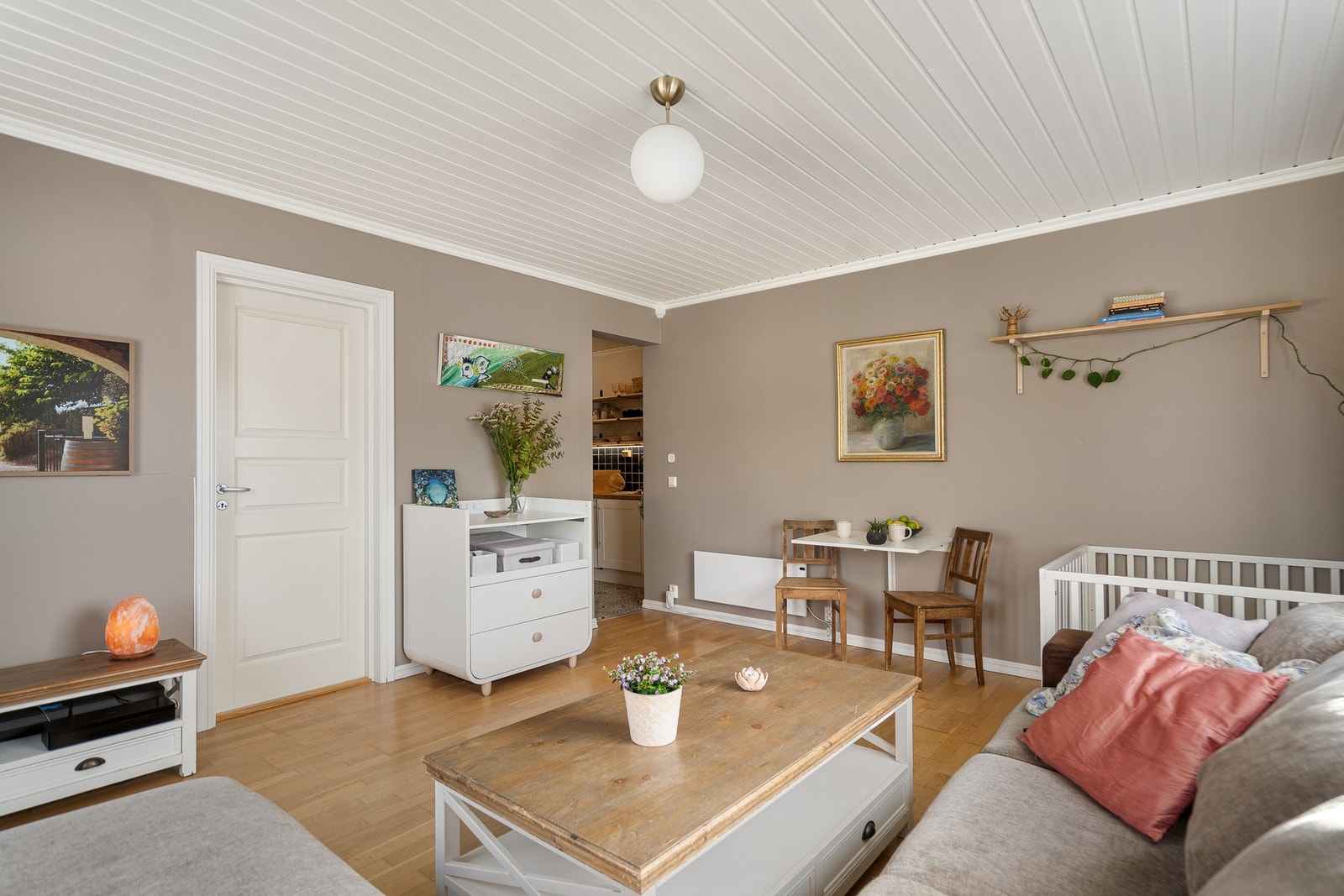 Rommet har en lun atmosfære og gode møbleringsmuligheter. Galleribilde