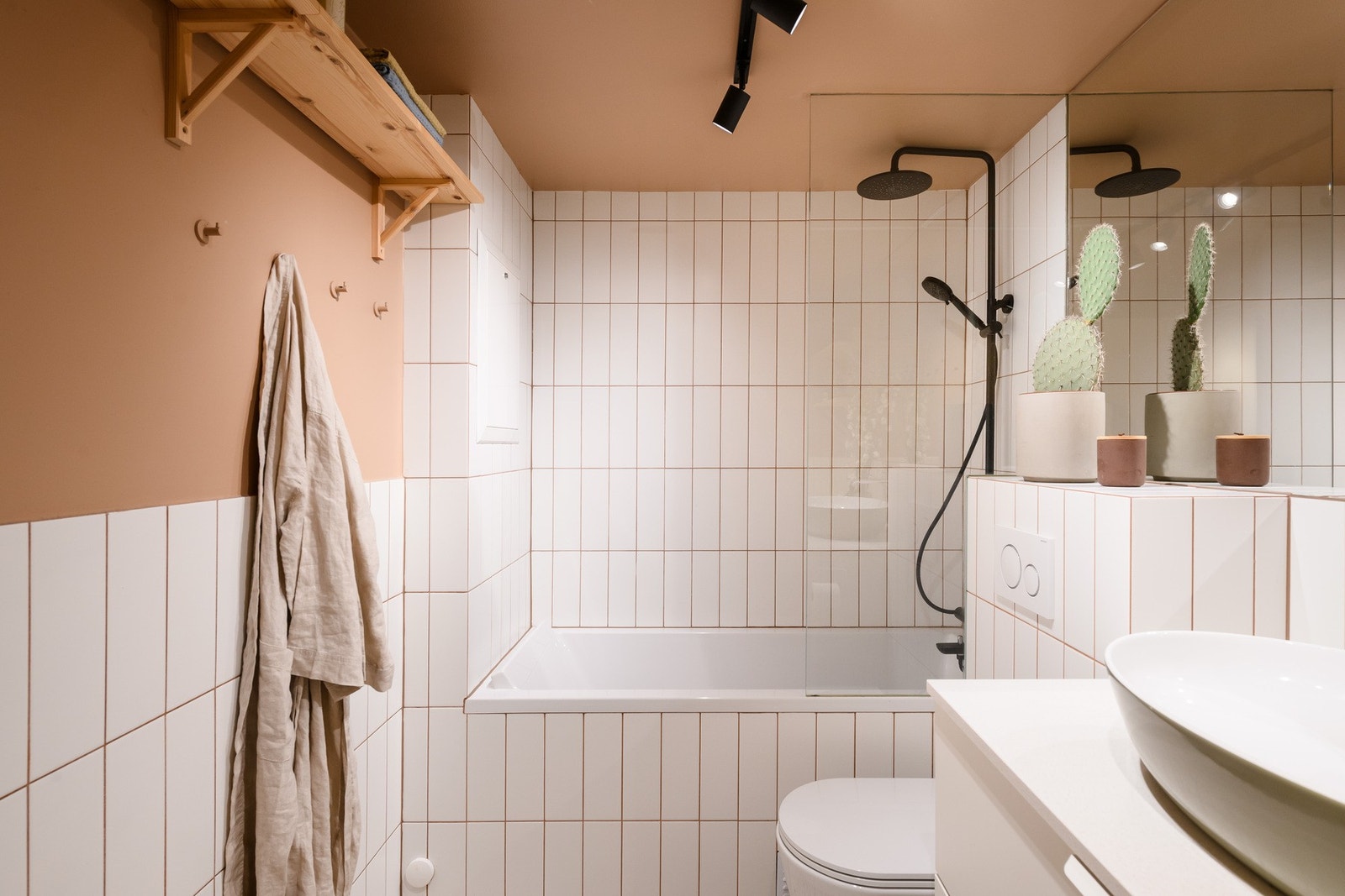 Badet er innredet med badekar, toalett og praktisk servantløsning. Galleribilde