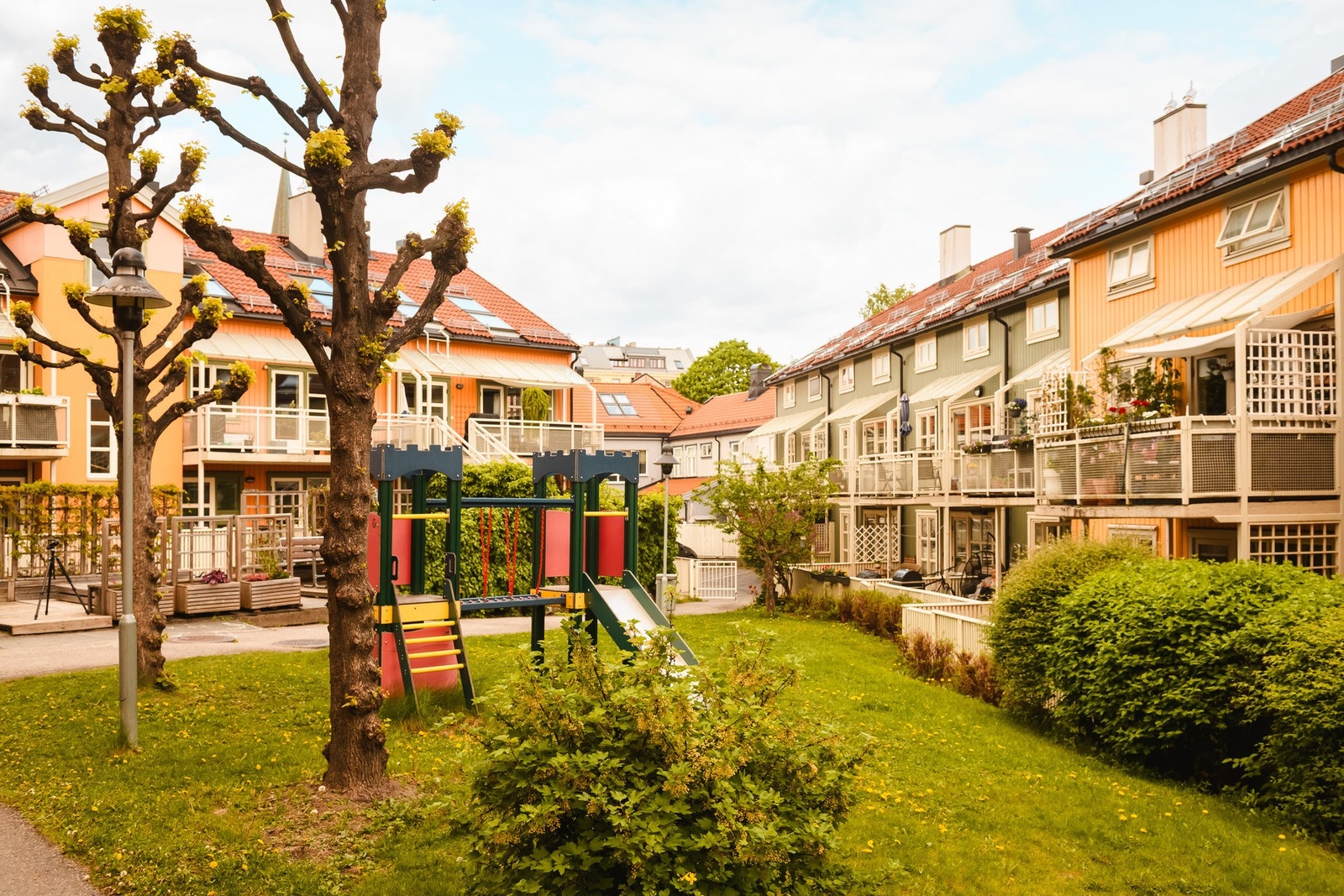 Borettslaget har pent opparbeidede fellesarealer og lekeplass til barn. Galleribilde