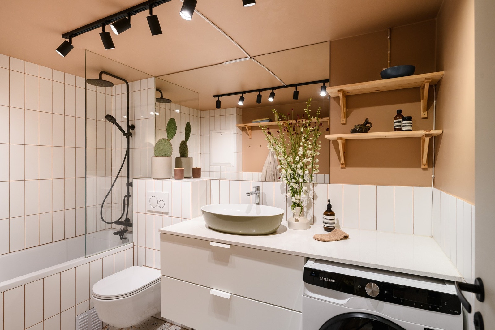 Delikat bad fra 2020 med moderne overflater og pent uttrykk. Galleribilde