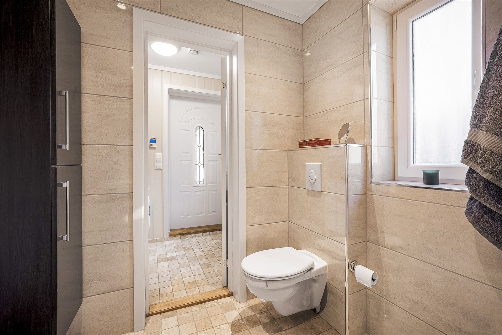 Badet har fliser på vegger og gulv hvor det er selvsagt varmekabler også. Galleribilde