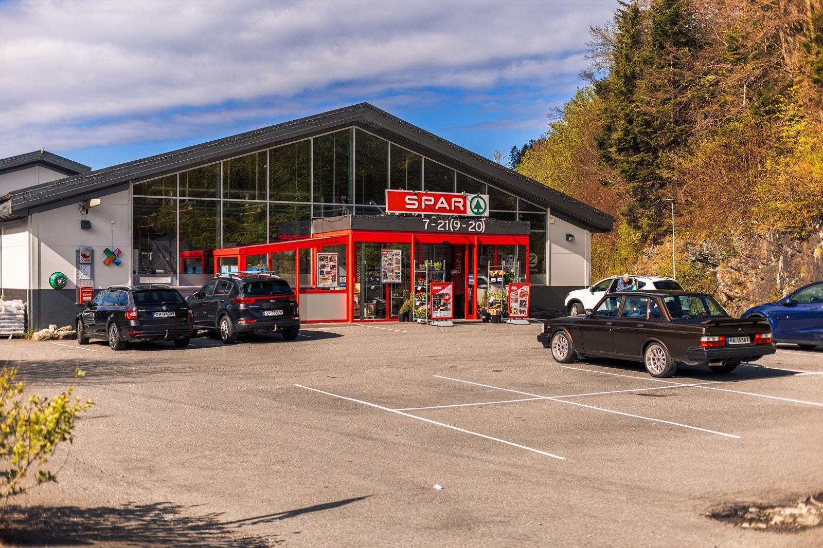 Spar Ask er den nærmeste dagligvare butikken med Ezzenz frisør i samme bygg. Galleribilde