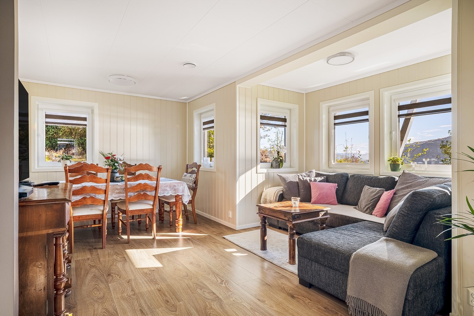 I stuen har man god plass til å invitere både venner og famile til koselige sammenkomster. Galleribilde