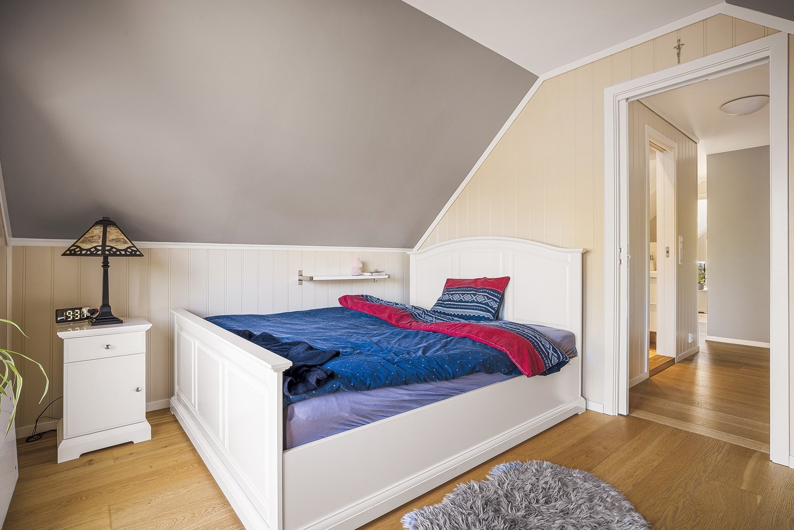 Soverommet er i dag innredet med en dobbelseng, en kommode og et nattbord. Galleribilde
