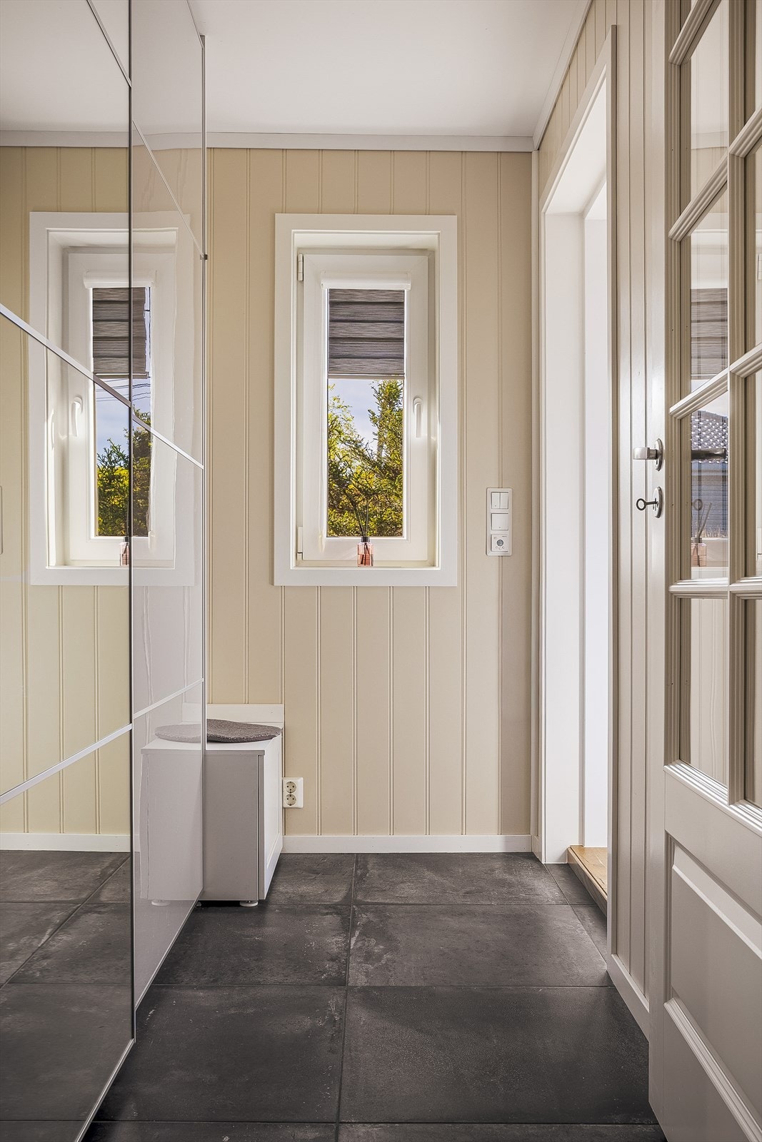 Dette er et innbydende inngangsparti med god plass til oppheng av yttertøy. Galleribilde