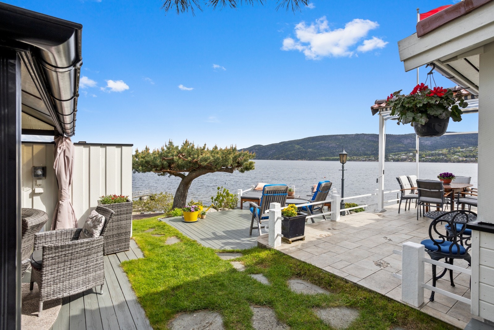 Ved inngangspartiet er det en romslig terrasse på hele 32 m². Terrassen fungerer som en naturlig forlengelse av boligen og gir rikelig med plass til både sittegrupper, spisebord og grill. Galleribilde