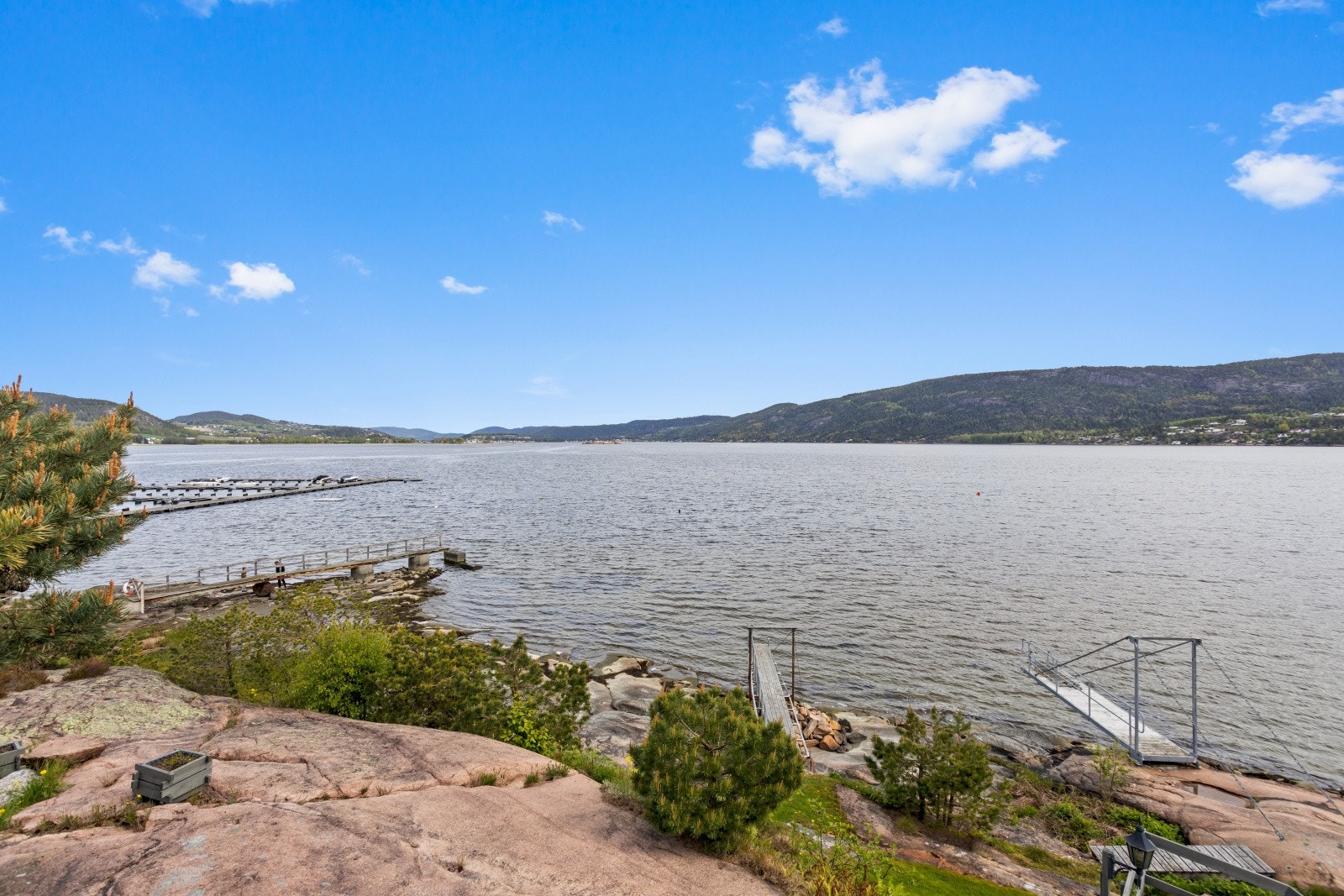 Her får du den ekte kystfølelsen - med sjøen som nærmeste nabo, svaberg du kan rusle barføtt på som inviterer til late sommerdager og friske sjøbad. Galleribilde