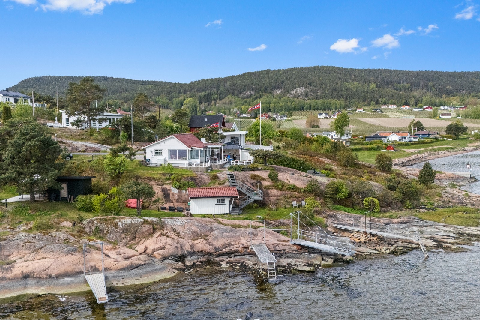 Velkommen til Kroksodden 9 - En sjarmerende fritidseiendom beliggende ved Drammensfjorden med båt- og parkeringsplass - Presentert av Eiendomsmegler Thorvald Kjeldaas v/DNB Eiendom. Galleribilde