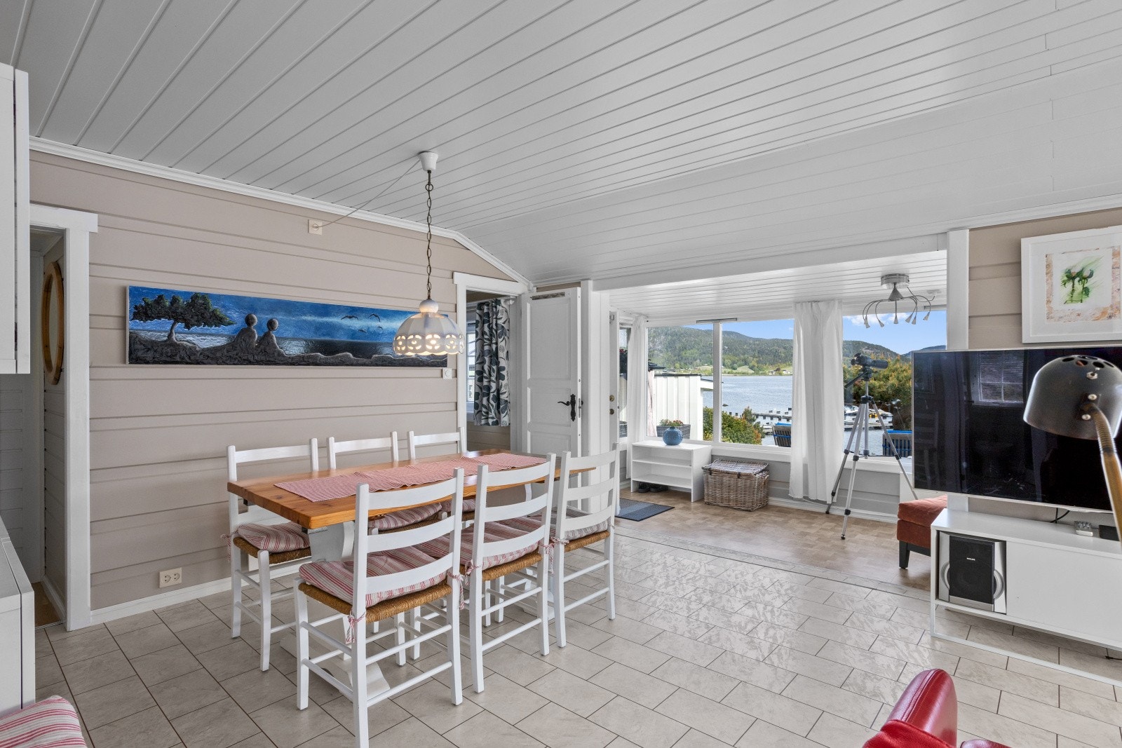 Utsikten bidrar til en rolig og harmonisk stemning, enten det er til frokost i morgensol eller lange middager i godt selskap. Galleribilde
