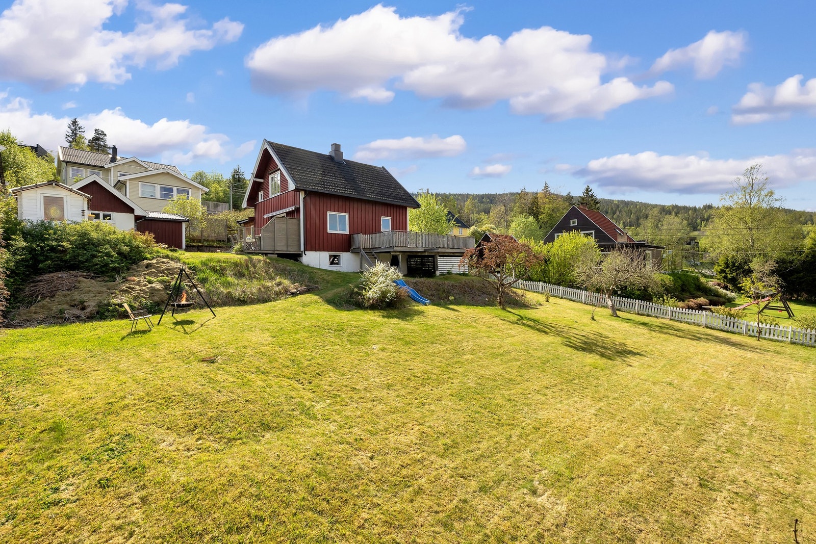 Velkommen til denne sjarmerende eneboligen, sentralt påÅneby! Galleribilde