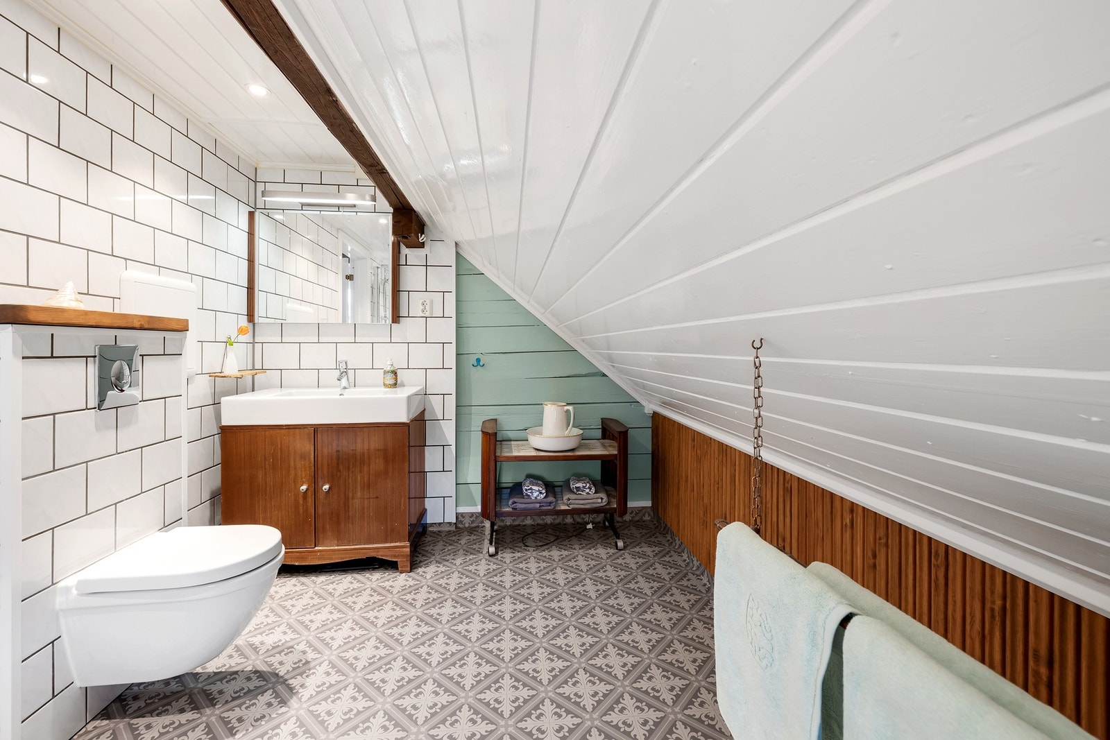 Pent og romslig bad/wc med badekar Galleribilde