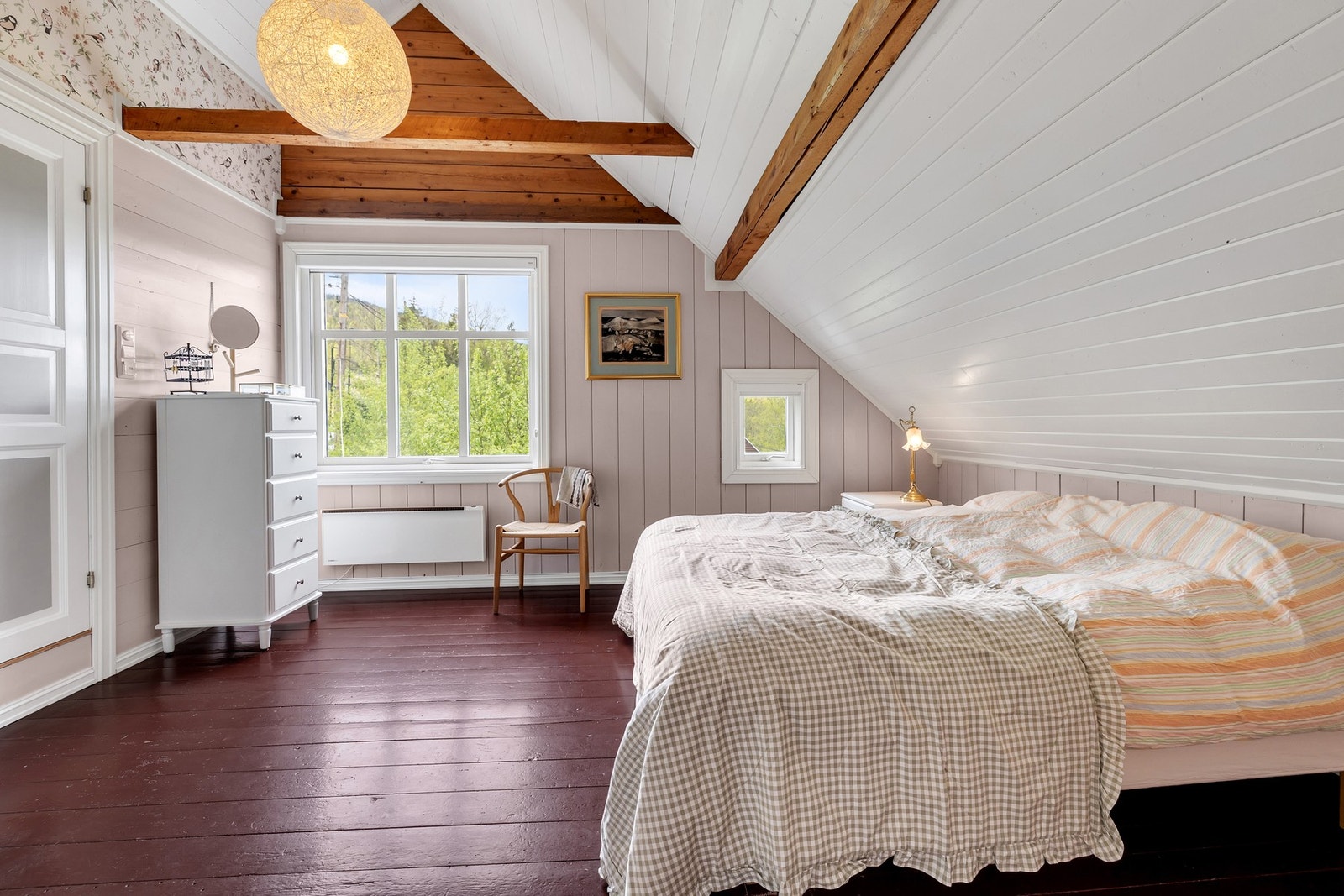 Stort soverom med skyvedørsgarderobe Galleribilde