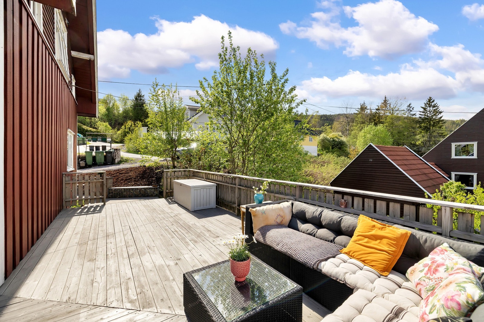 Fra stuen er det utgang til stor og solrik terrasse Galleribilde