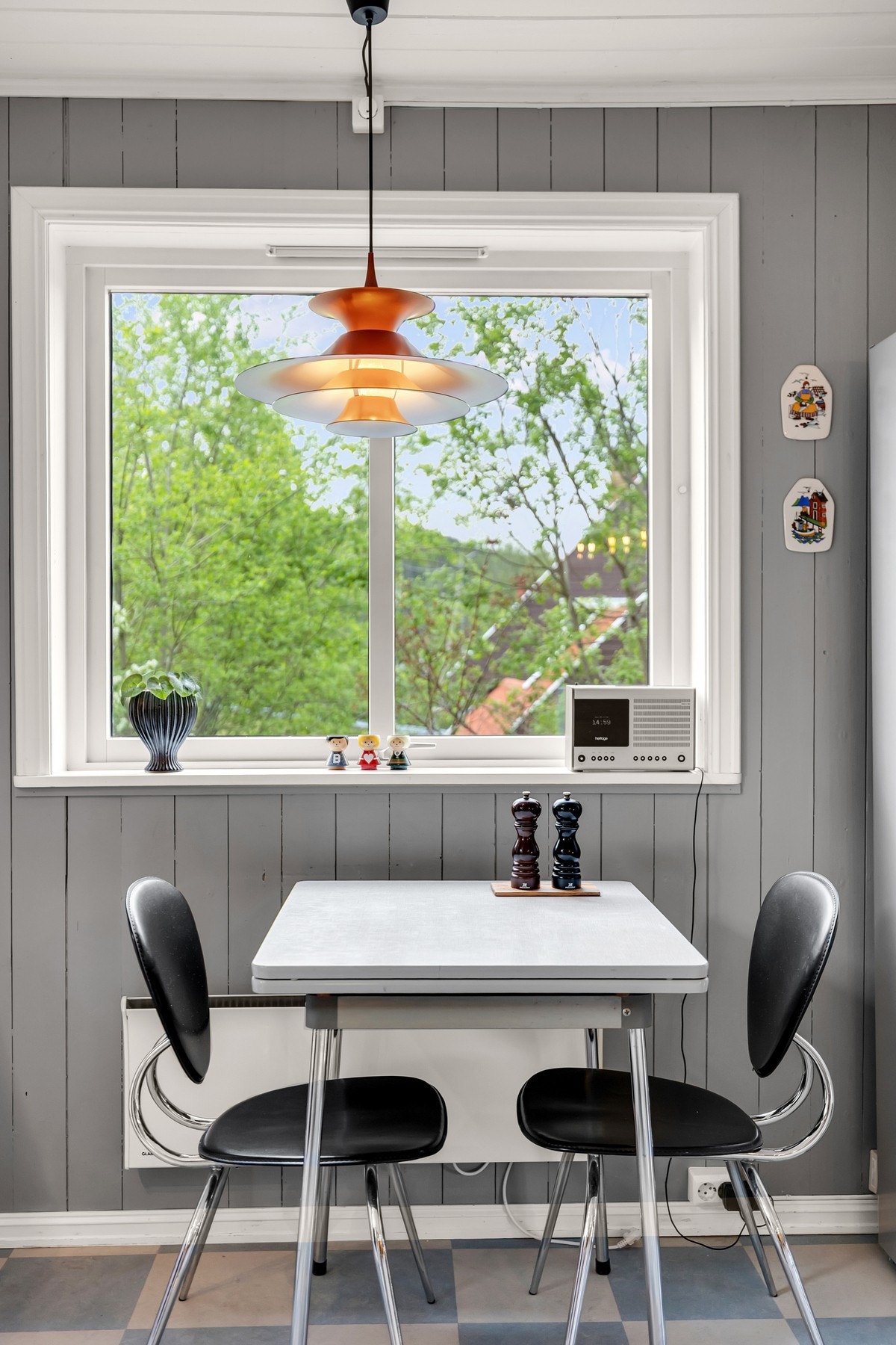 Huggelig spiseplass bed kjøkkenvindu Galleribilde