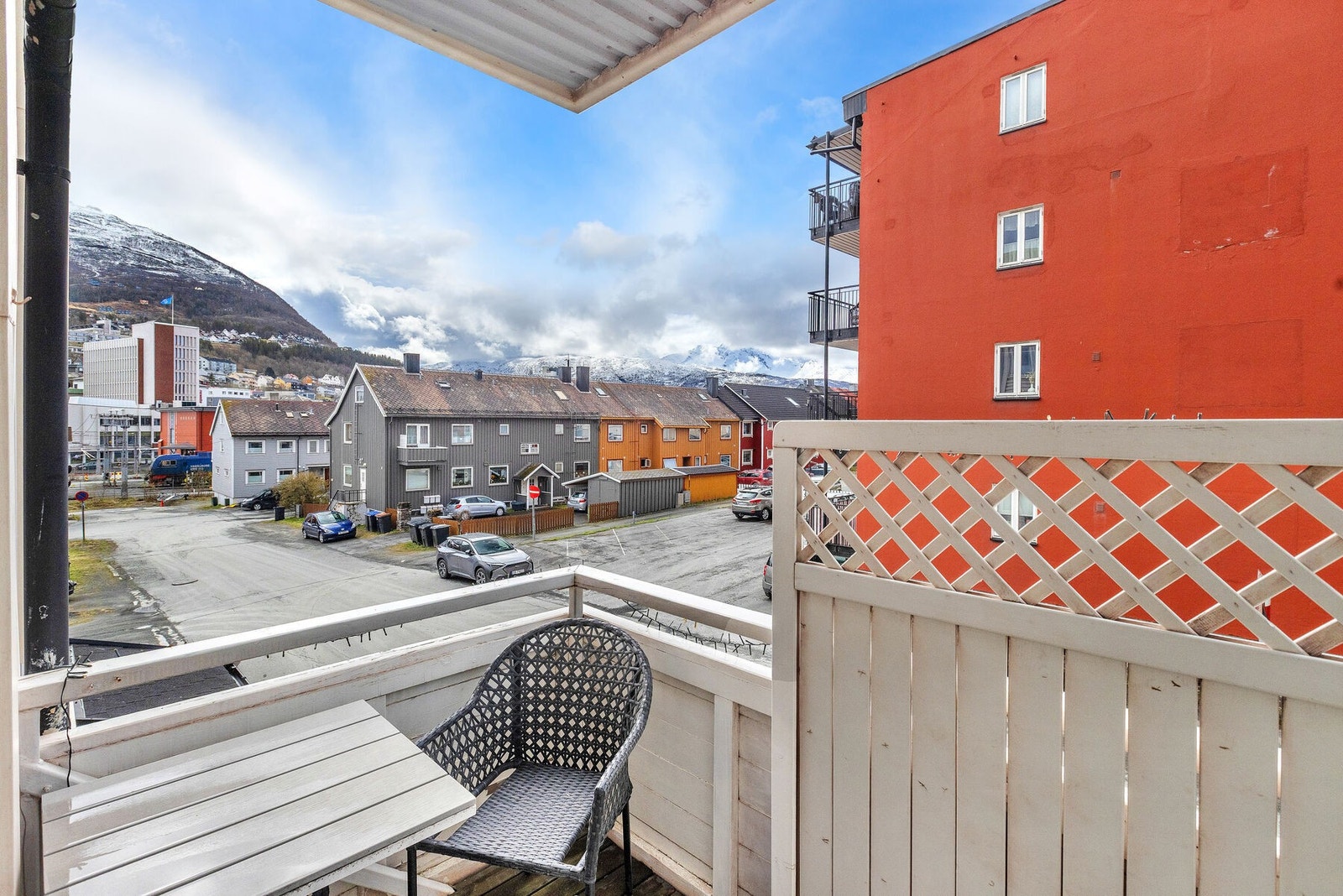 Verandaen gir en fin uteplass med utsikt over nærområdet. Galleribilde