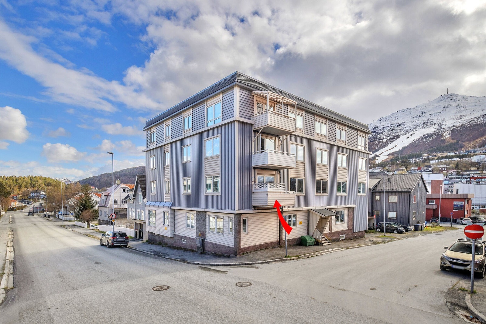 Eiendommen ligger sentralt til i Narvik, på en lett skrånende hjørnetomt. Galleribilde