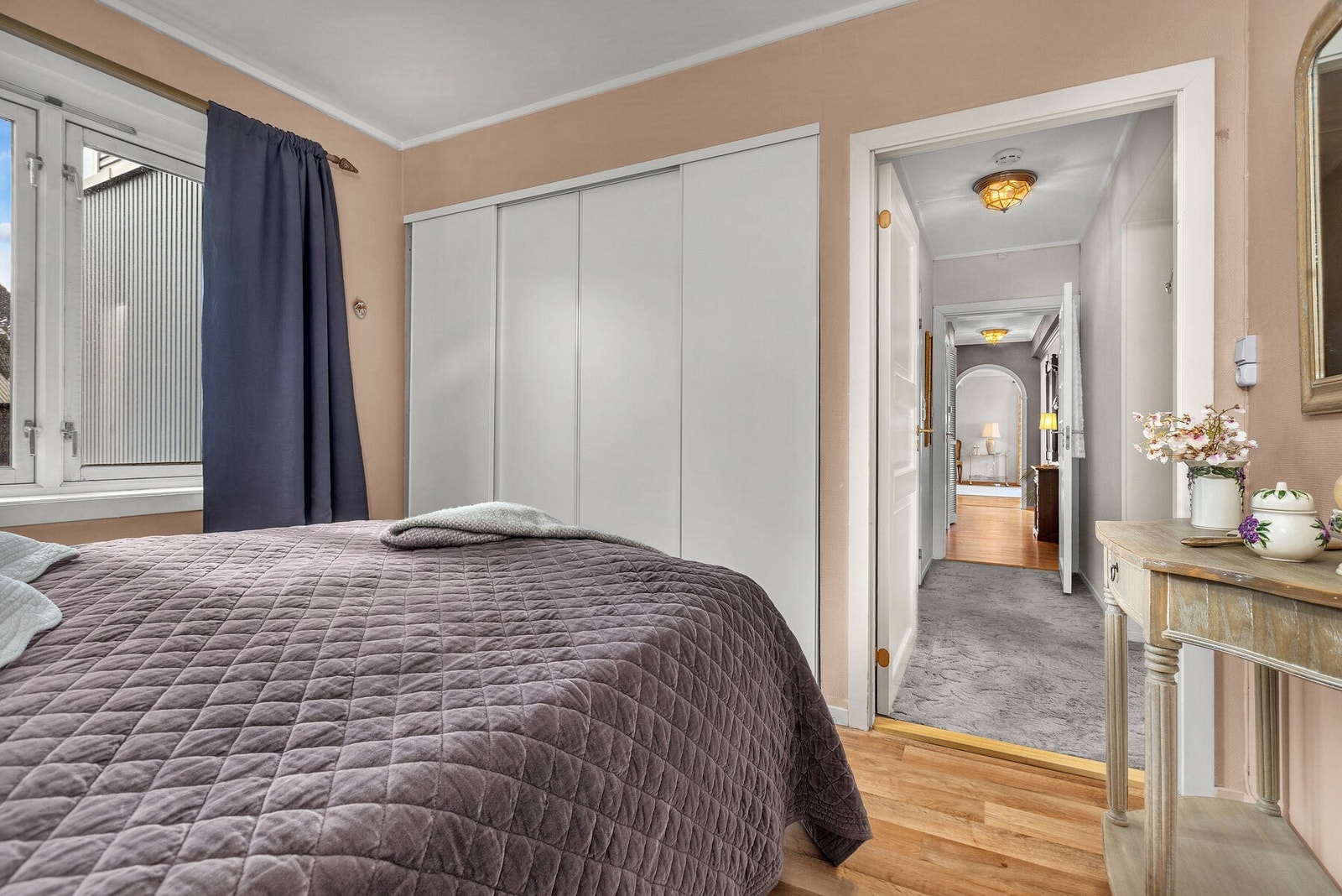 Ett av soverommene er utstyrt med en romslig skyvedørsgarderobe med kurvsett, hyller og heng. Galleribilde