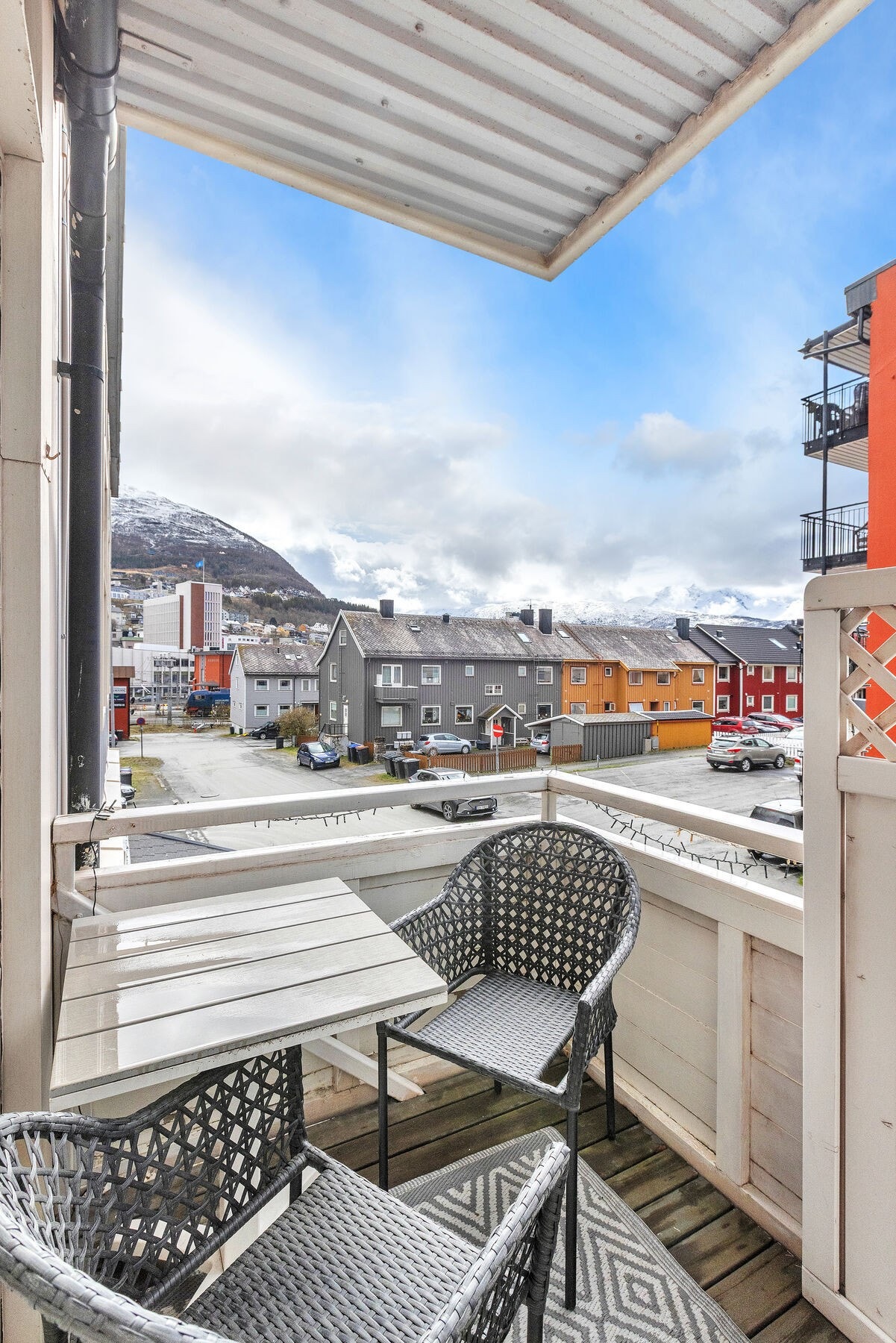Fra stuen er det utgang til en egen veranda Galleribilde