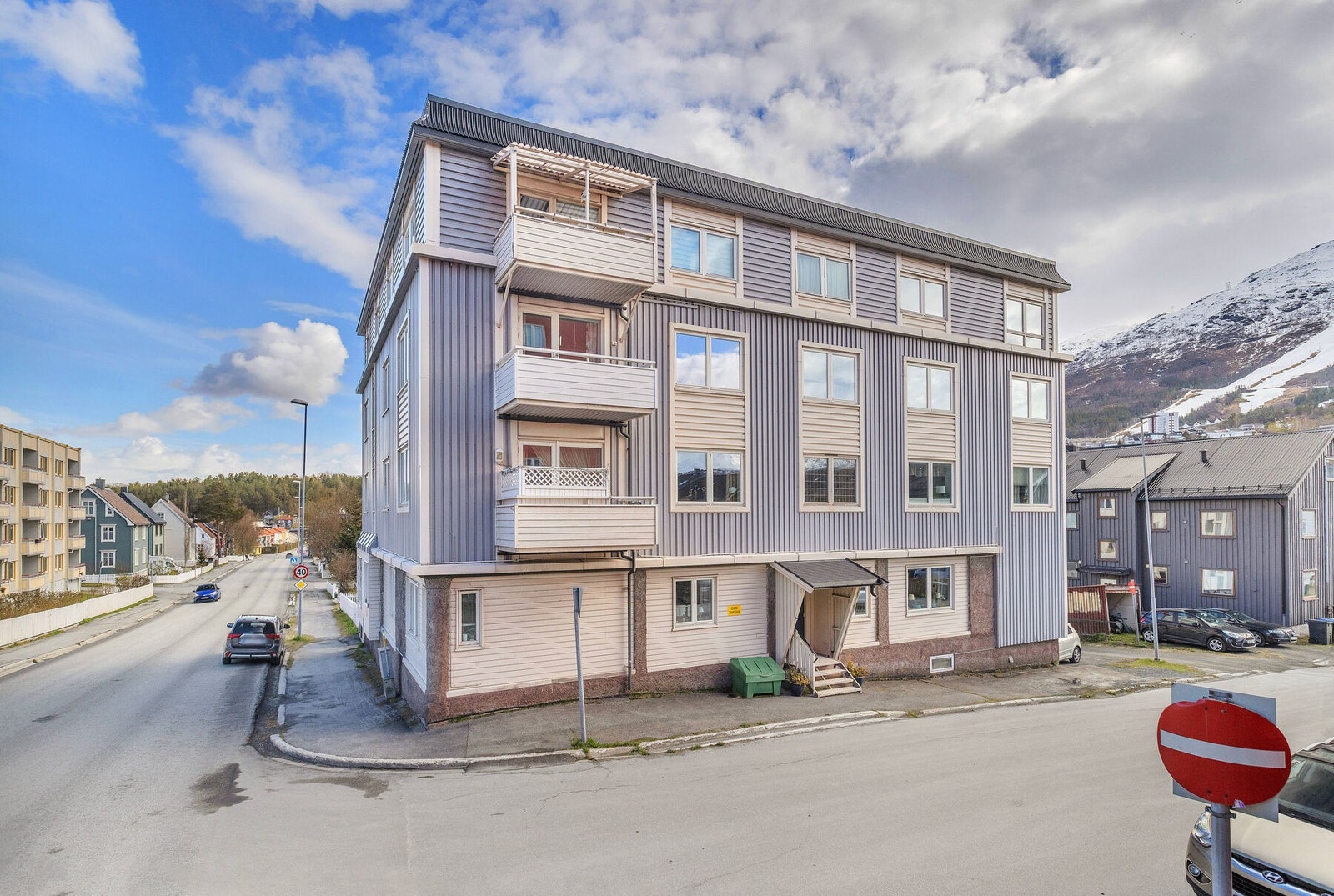 Asfaltert gårdsplass og fortau rundt bygget. Galleribilde