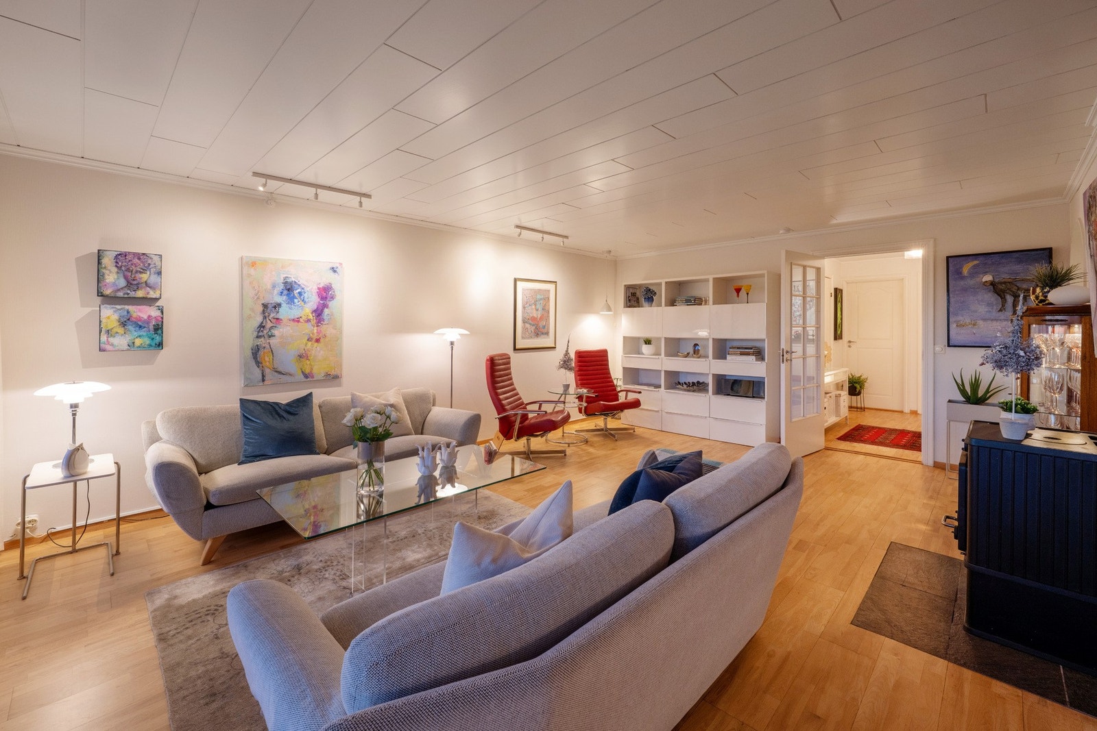 Stor stue med mulighet for flere sosiale soner Galleribilde