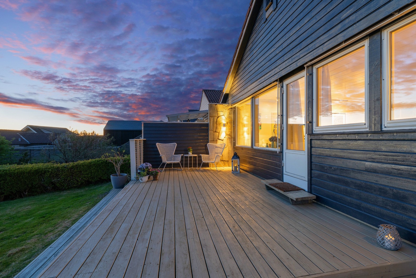 Pent opparbeidet uteområde med plen og terrasse Galleribilde