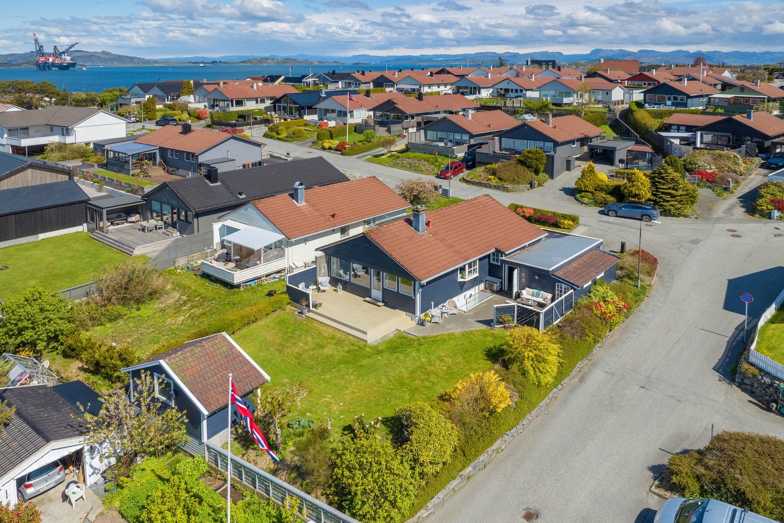 Flott hage og nydelig beliggenhet Galleribilde
