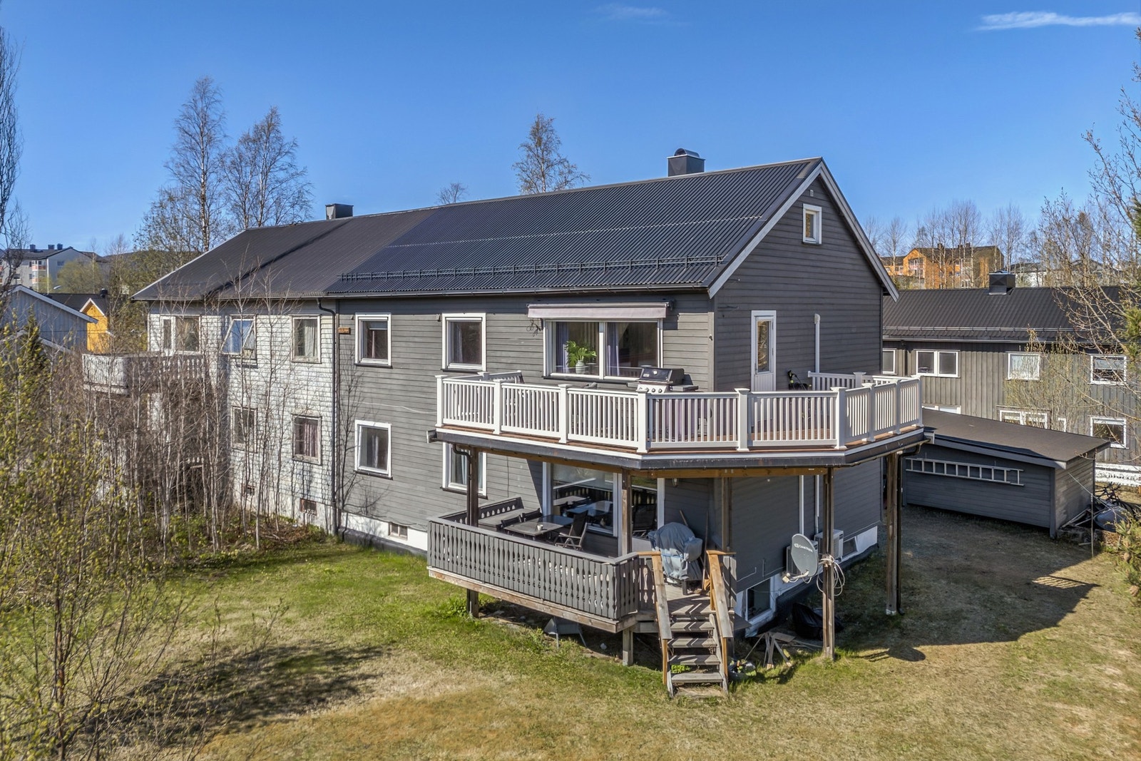 Yttervegger ble etterisolert og fikk ny kledning i 2012, og taket ble tekket med metallplater i 2014. Galleribilde